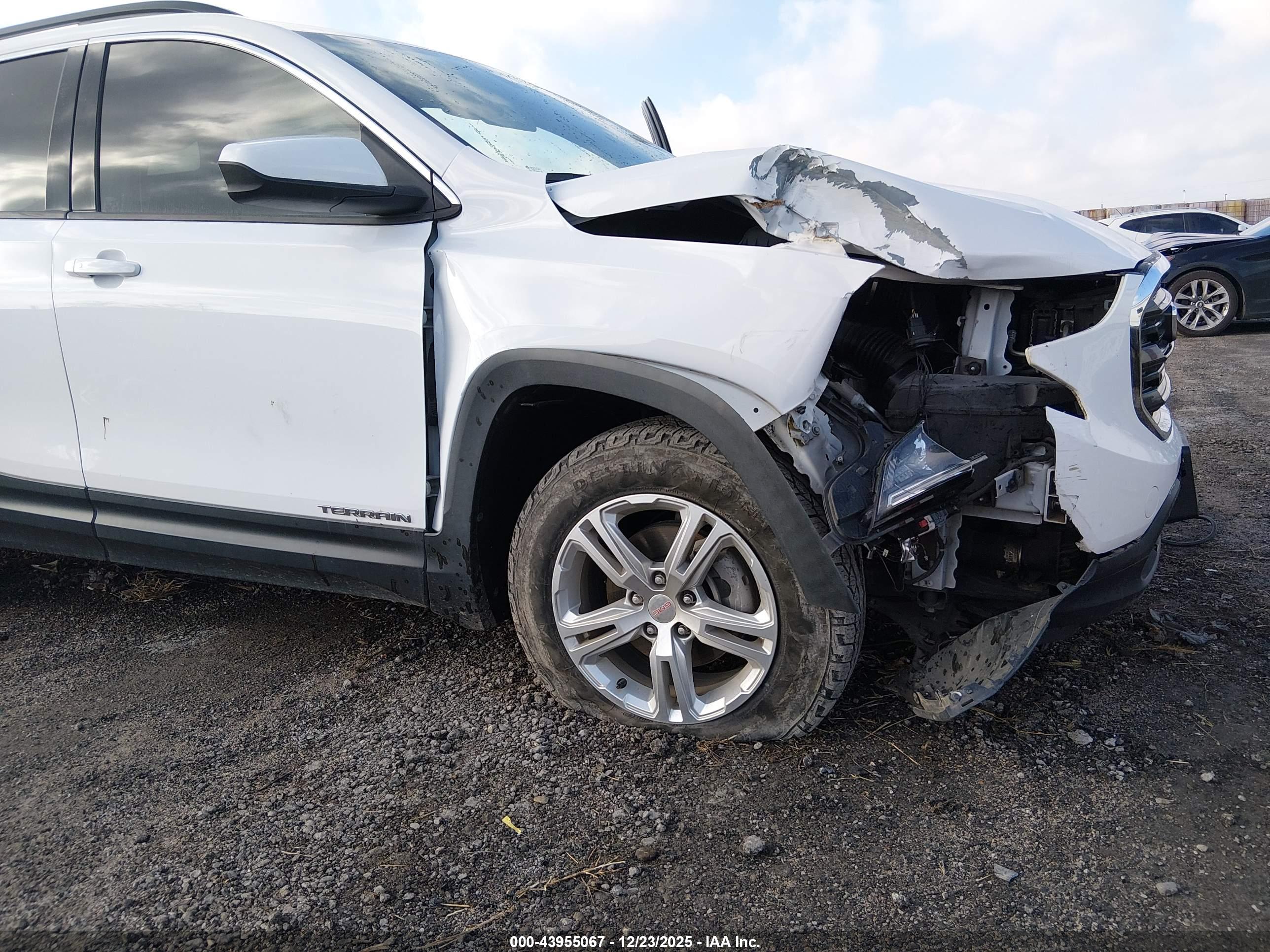 GMC TERRAIN image 6
