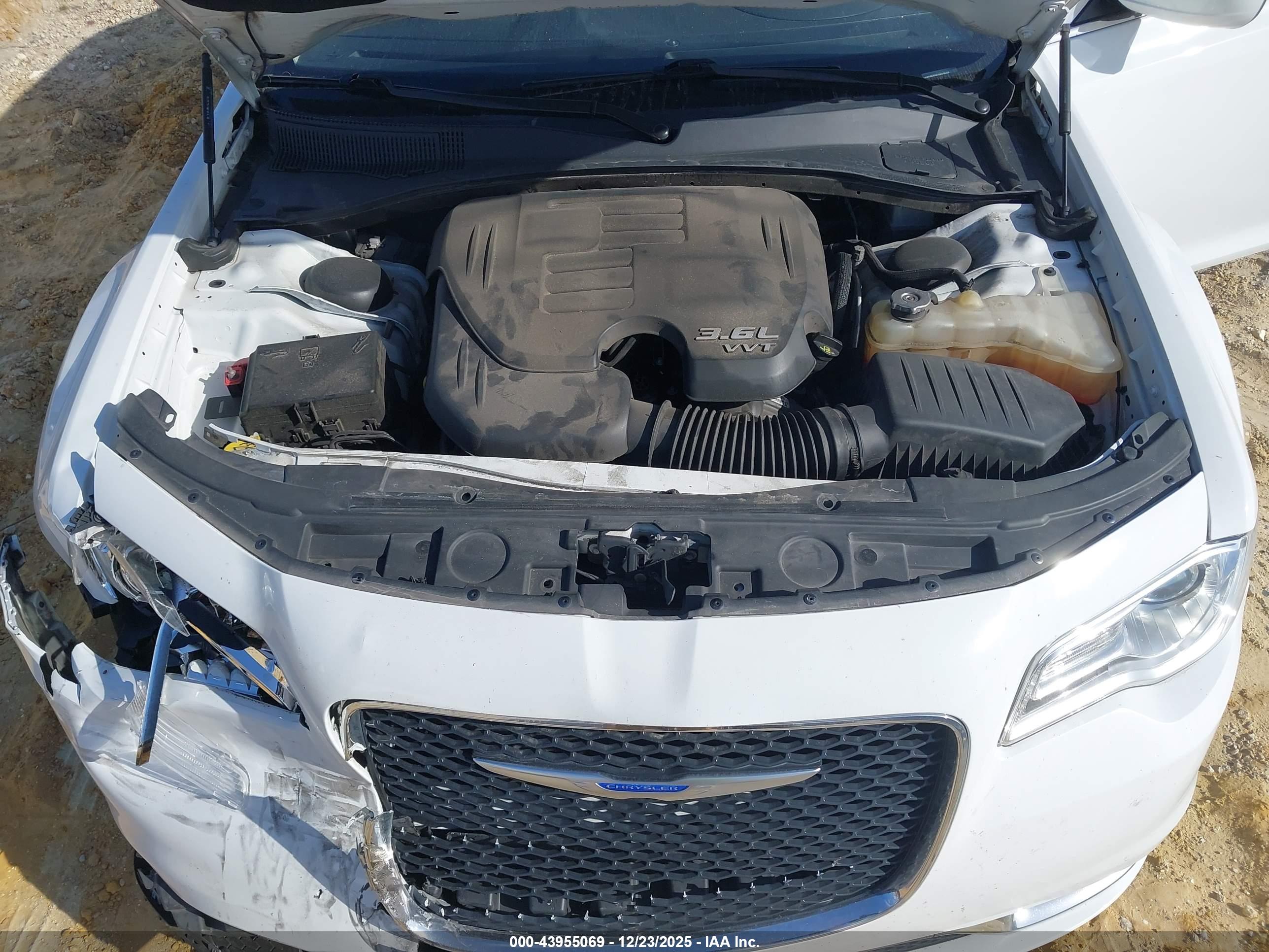 CHRYSLER 300 image 10