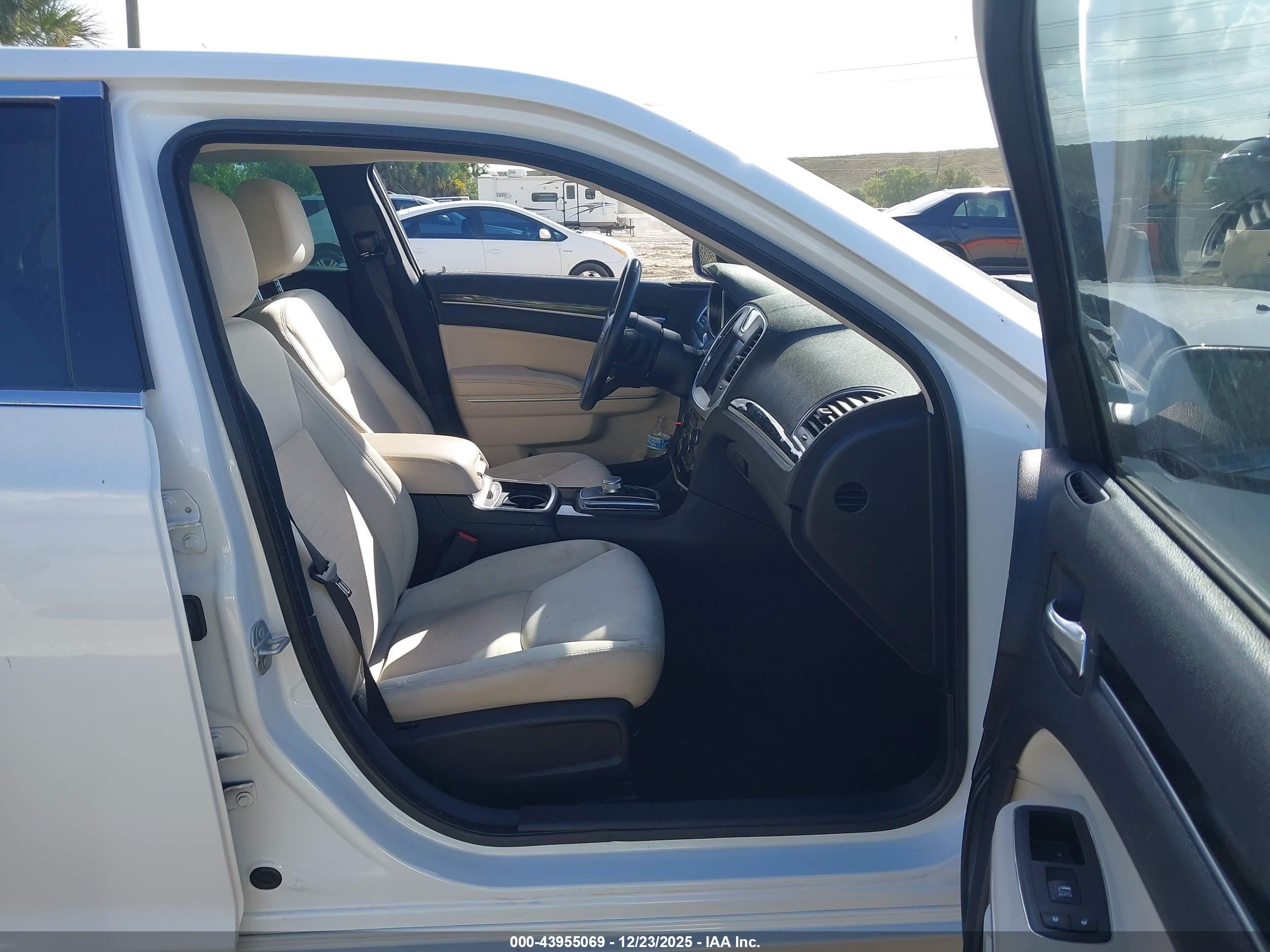 CHRYSLER 300 image 5