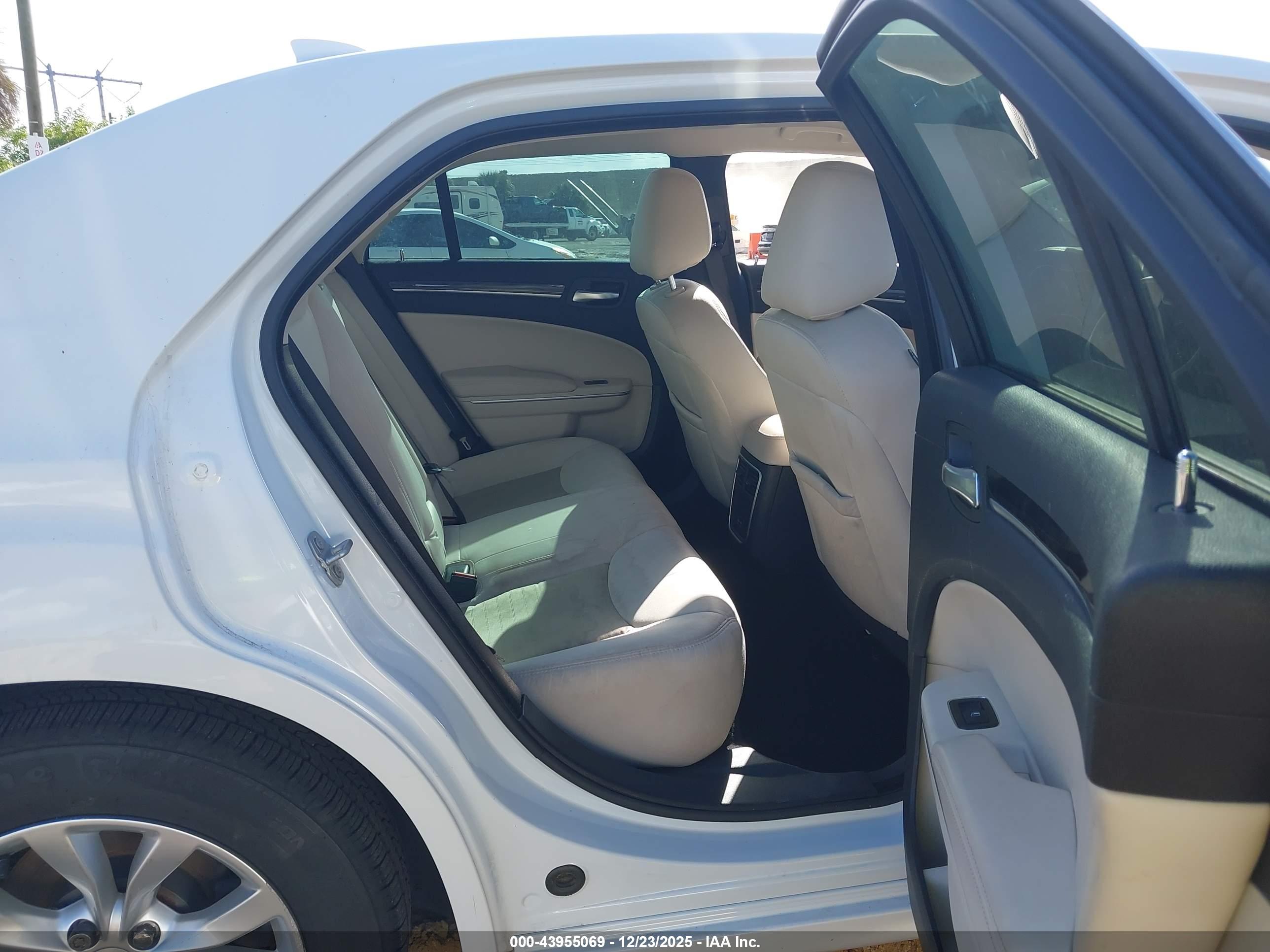 CHRYSLER 300 image 8