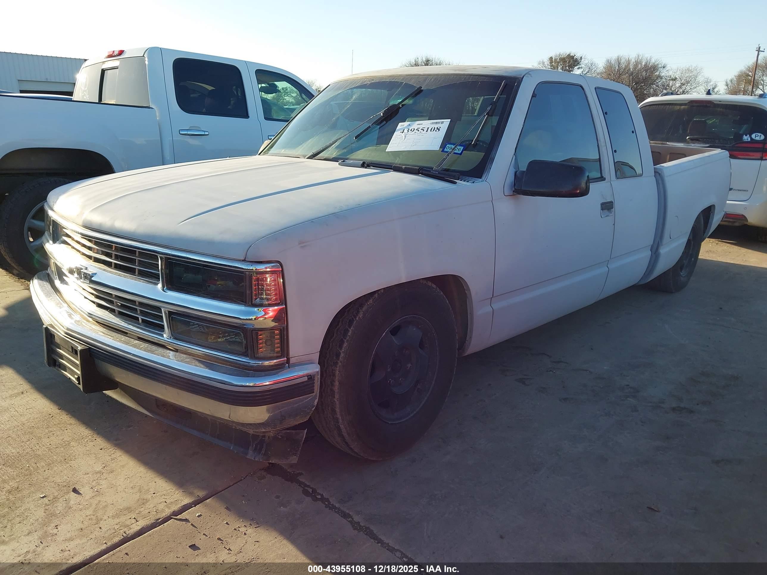 CHEVROLET GMT-400 image 2
