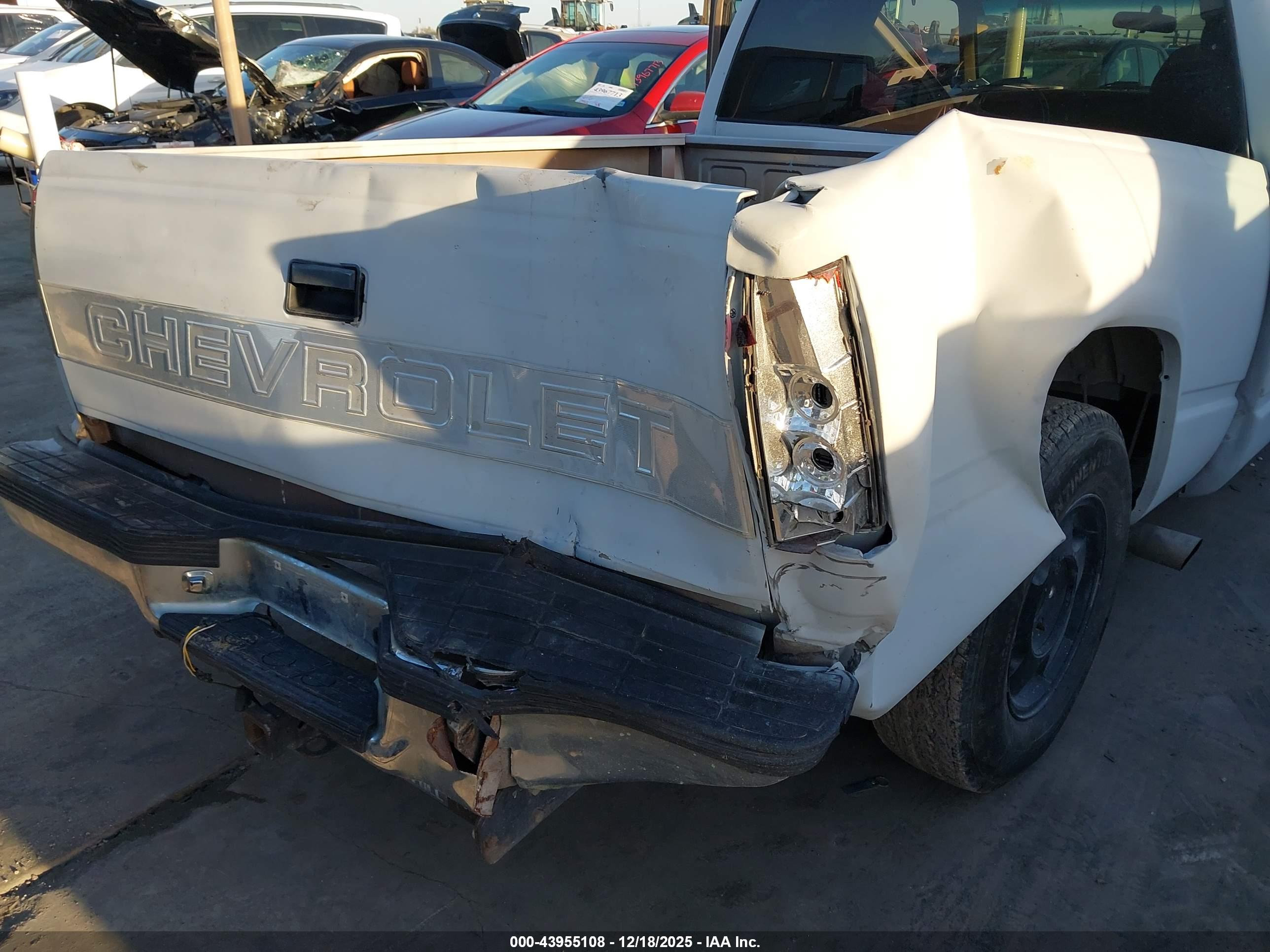 CHEVROLET GMT-400 image 6