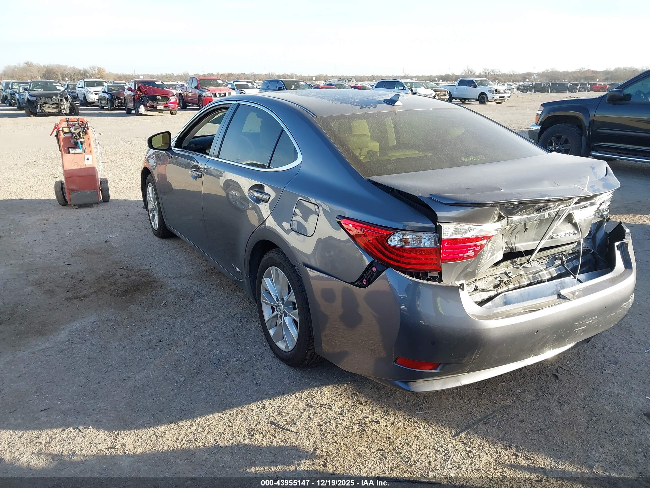 LEXUS ES image 3