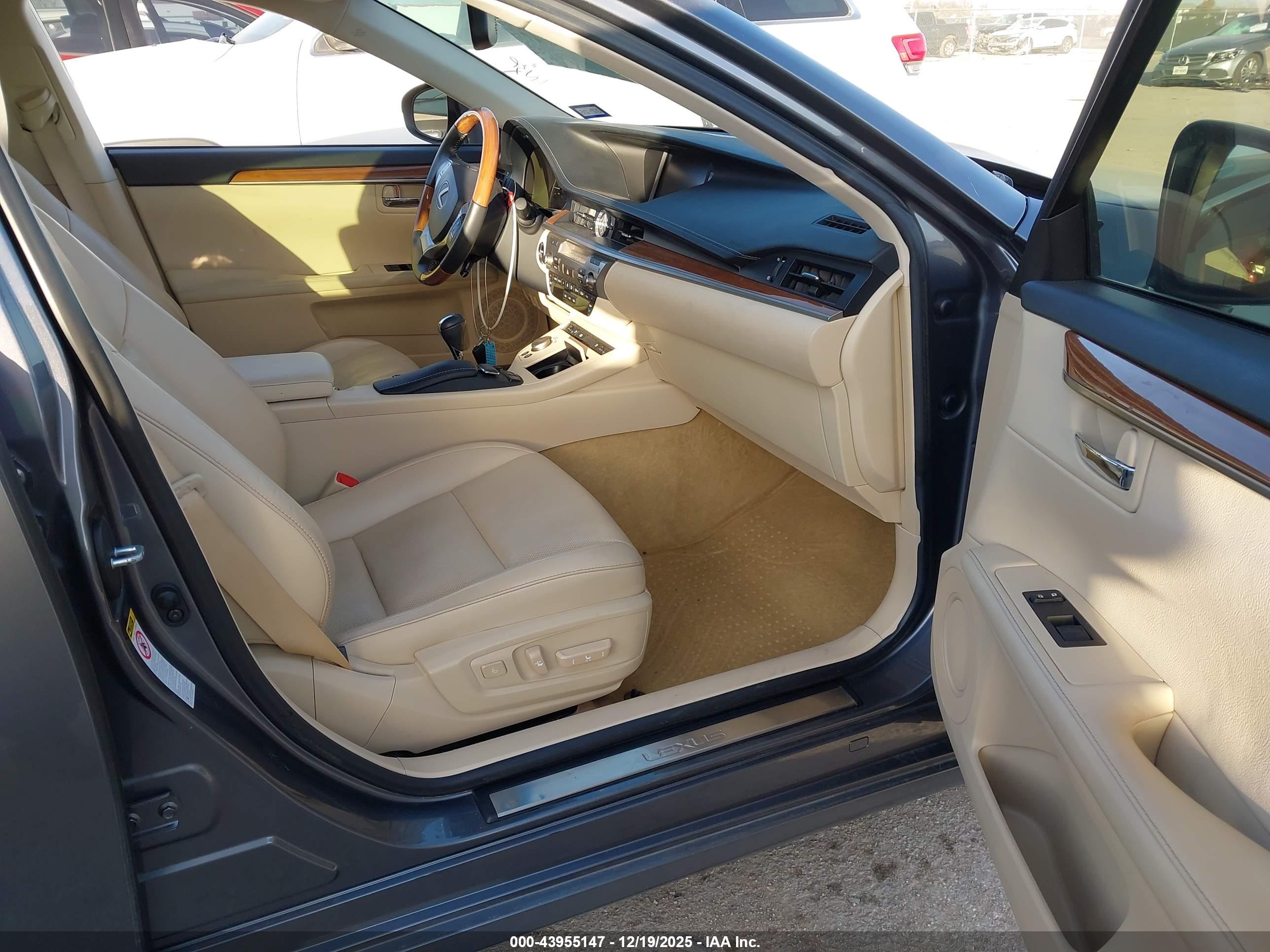 LEXUS ES image 5