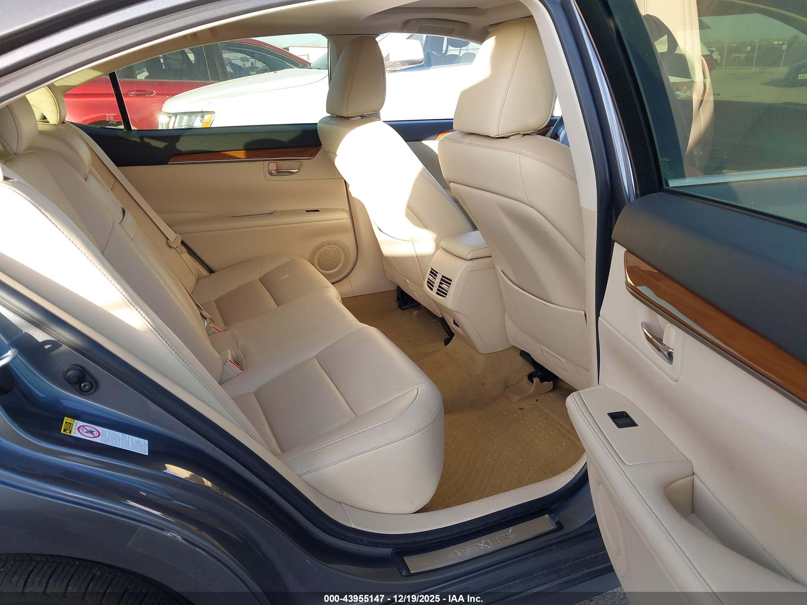 LEXUS ES image 8