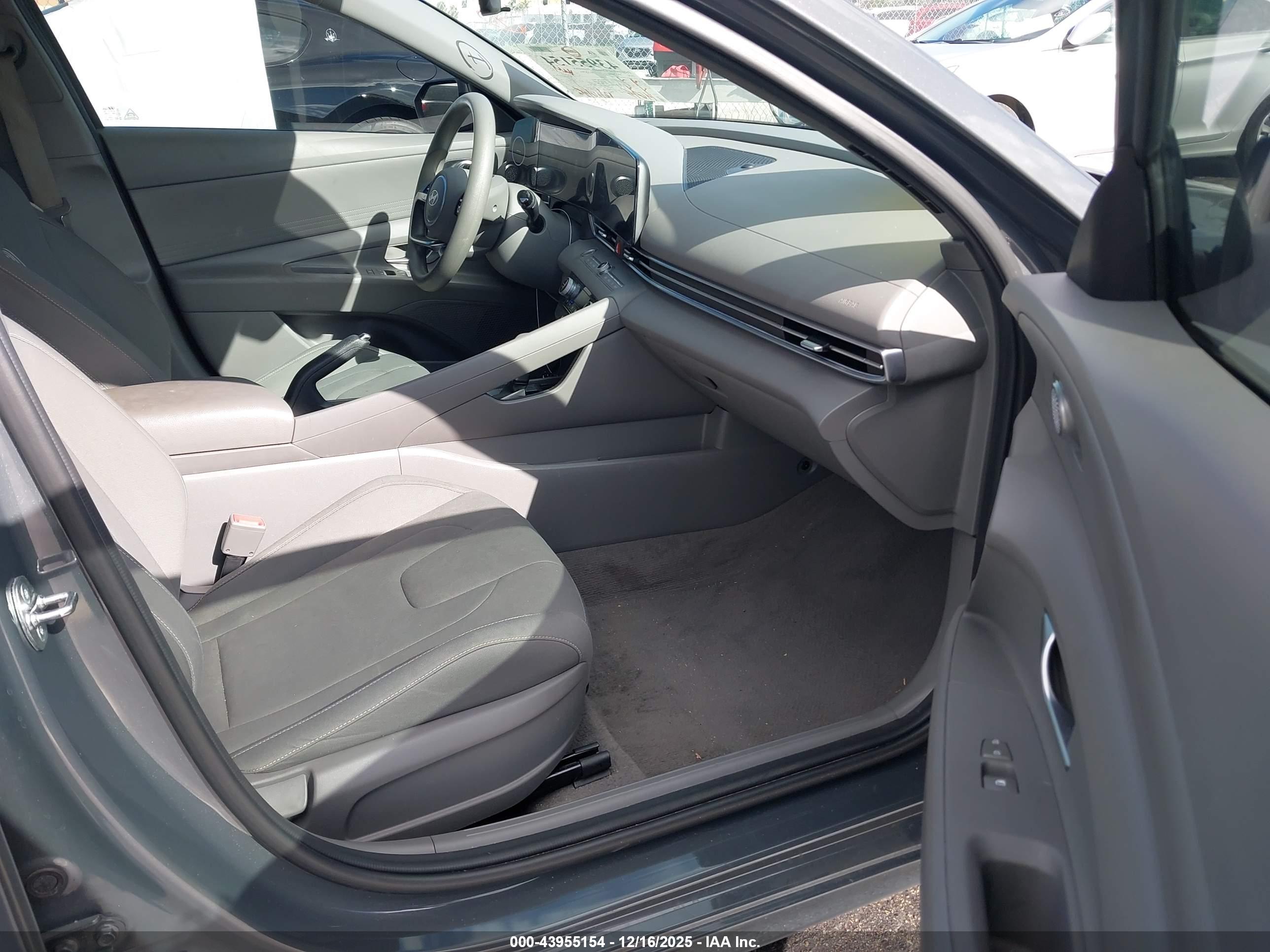 HYUNDAI ELANTRA image 5