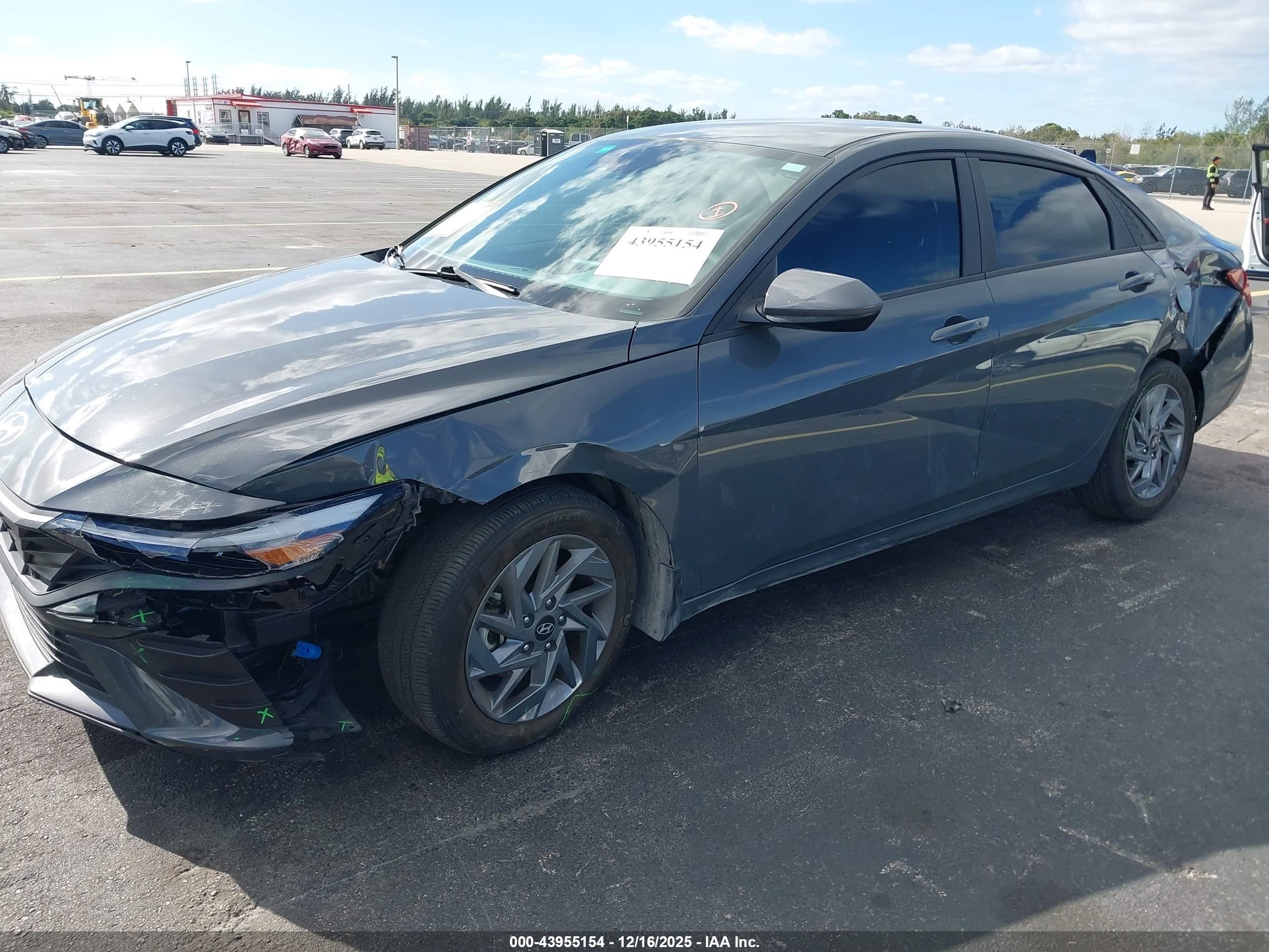 HYUNDAI ELANTRA image 6