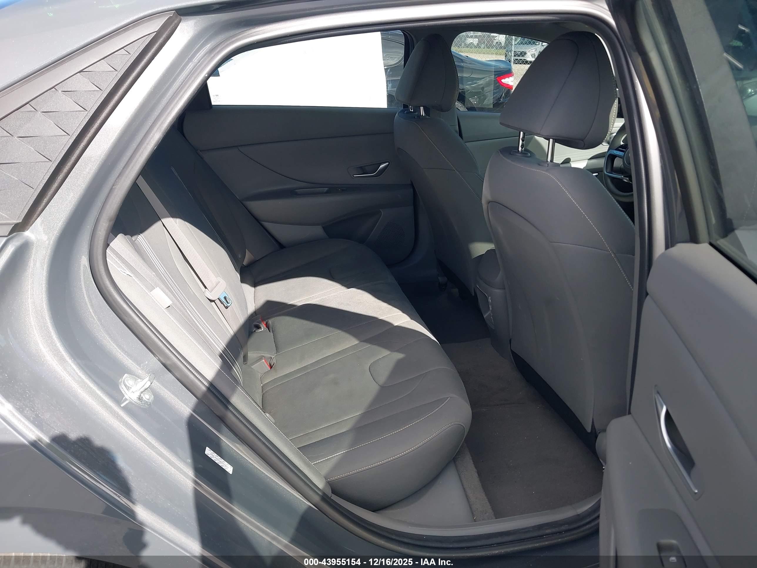HYUNDAI ELANTRA image 8