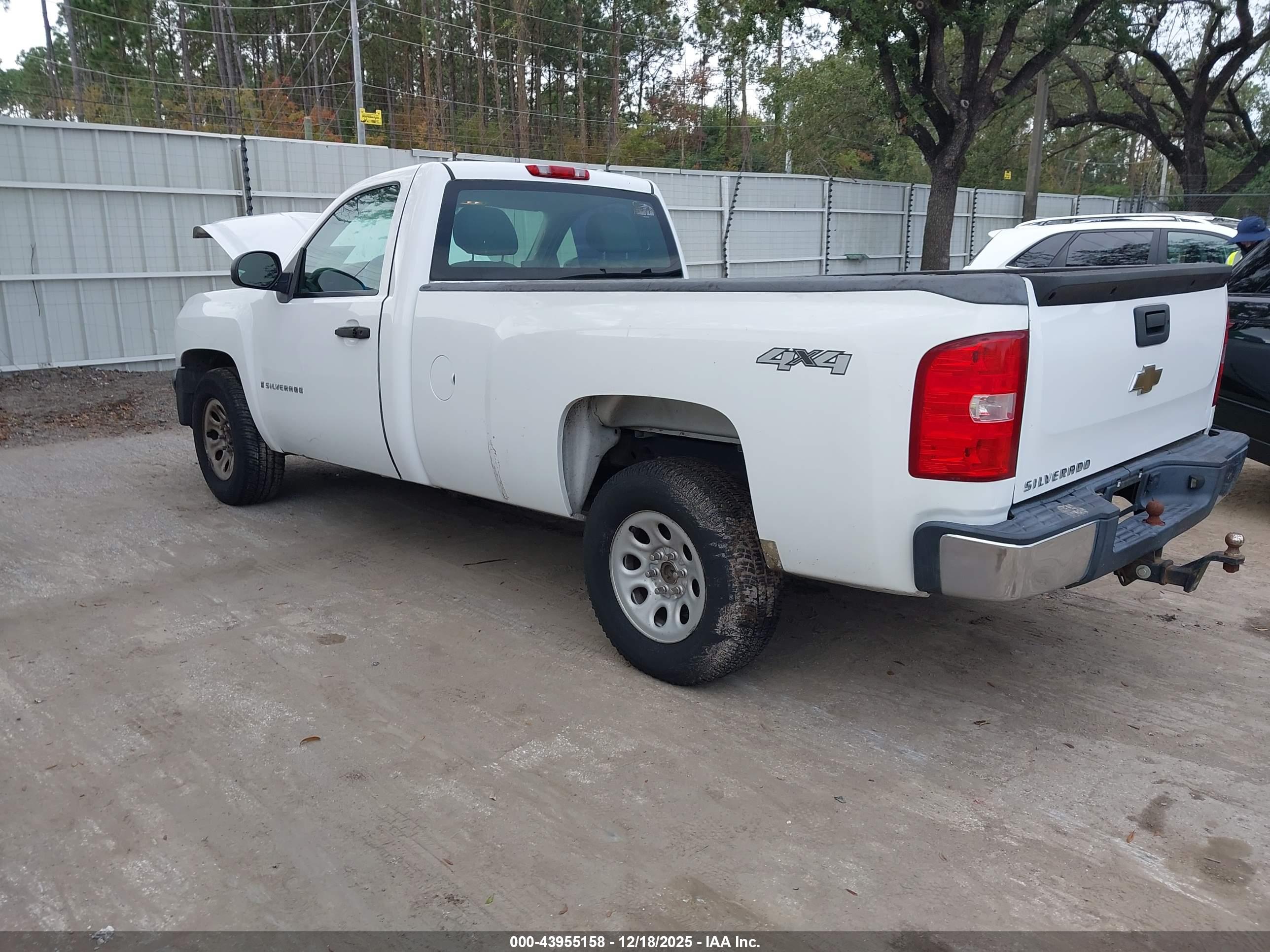 CHEVROLET SILVERADO image 3