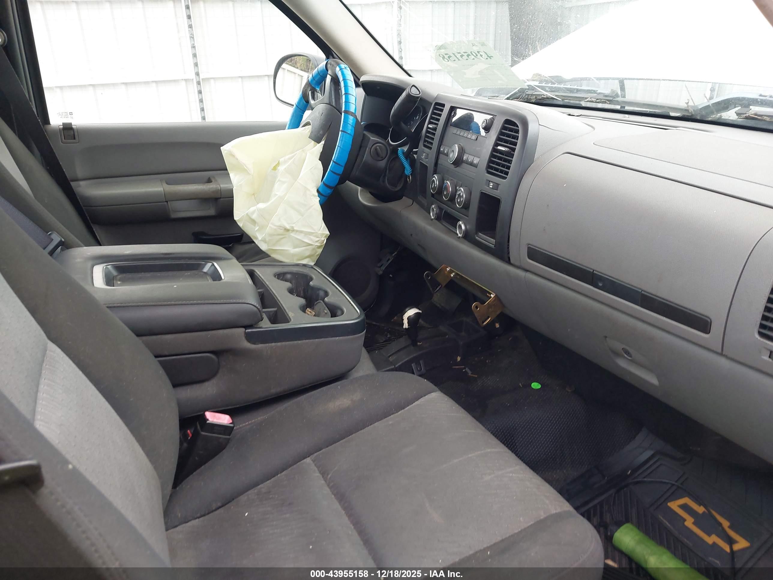 CHEVROLET SILVERADO image 5