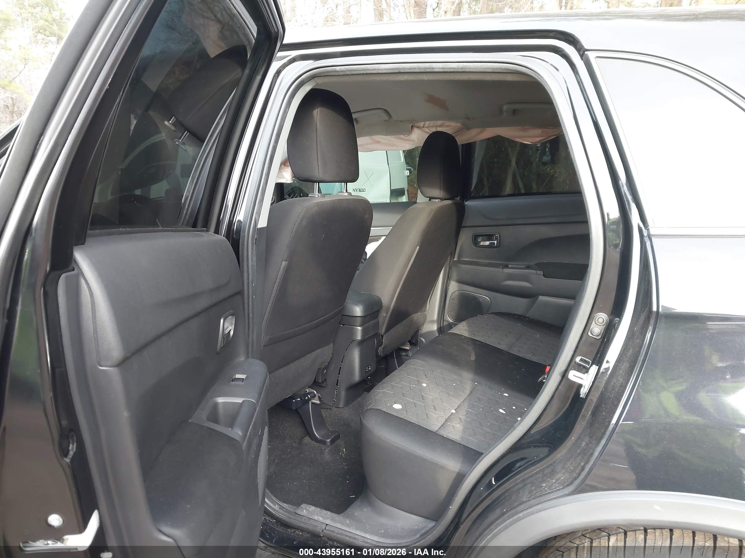MITSUBISHI OUTLANDER image 8