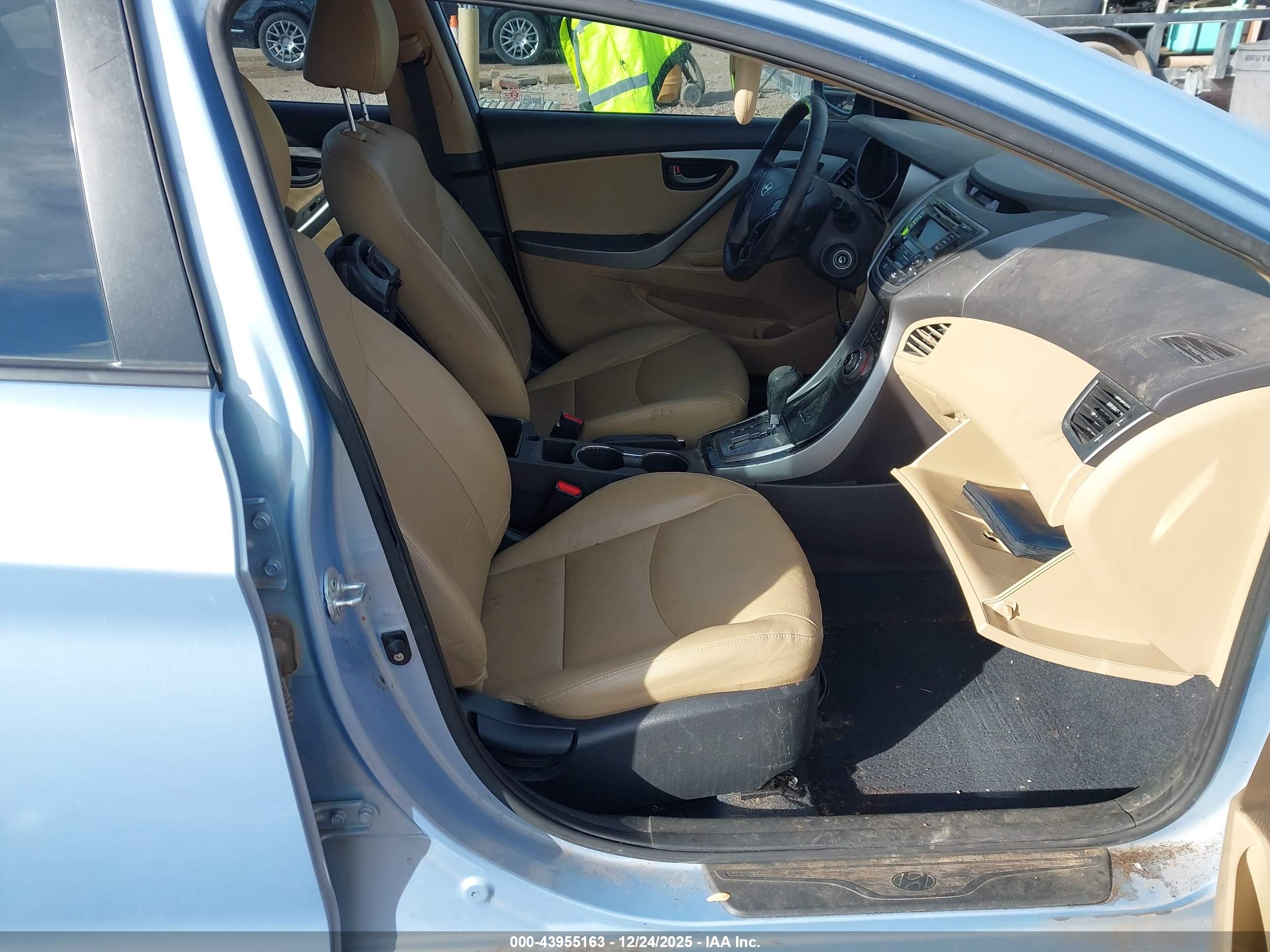 HYUNDAI ELANTRA image 5