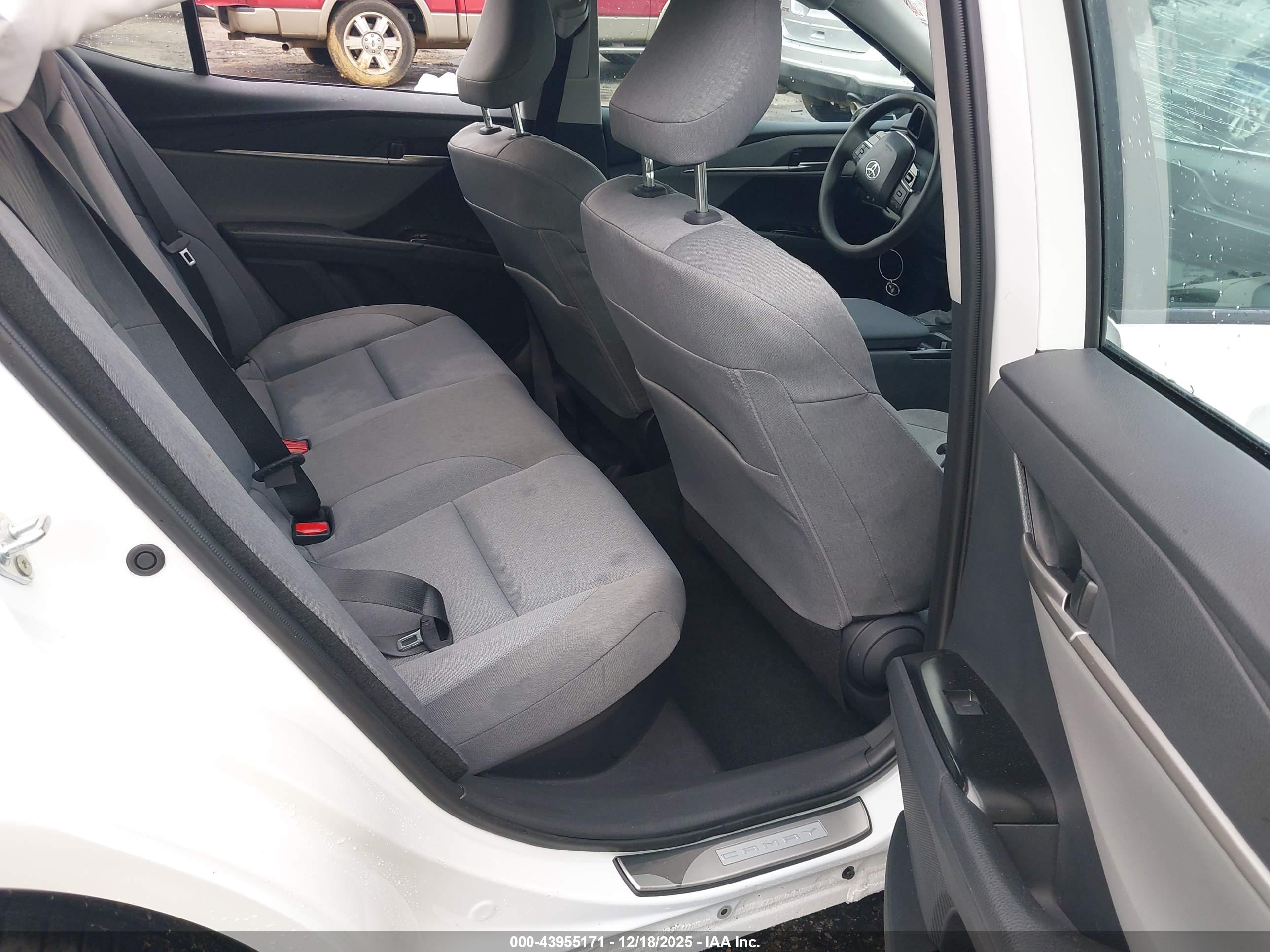 TOYOTA CAMRY image 8