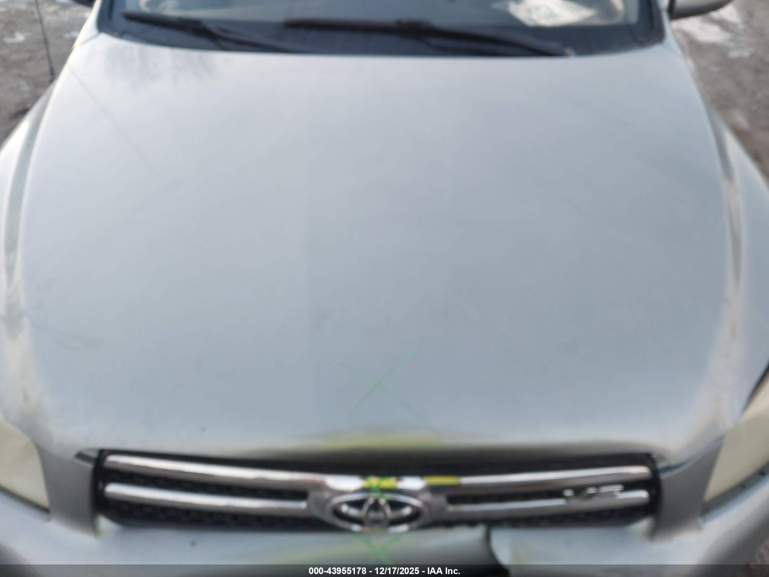 TOYOTA RAV4 image 10
