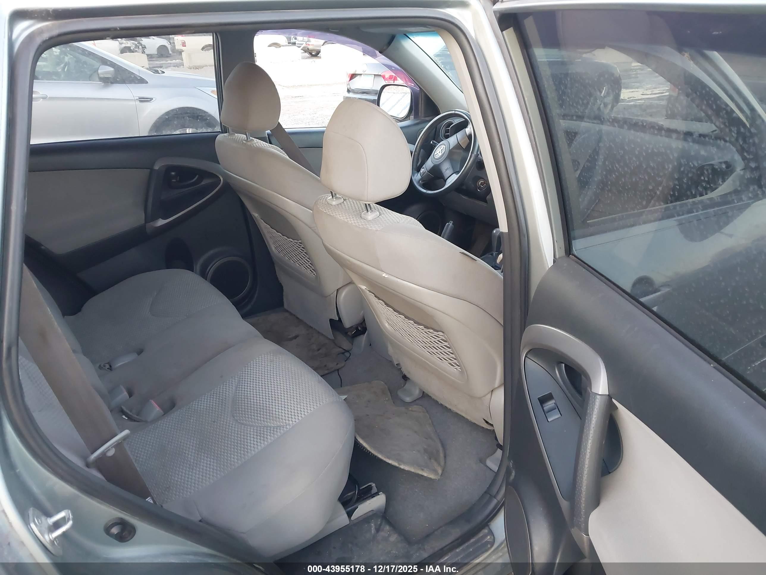 TOYOTA RAV4 image 8