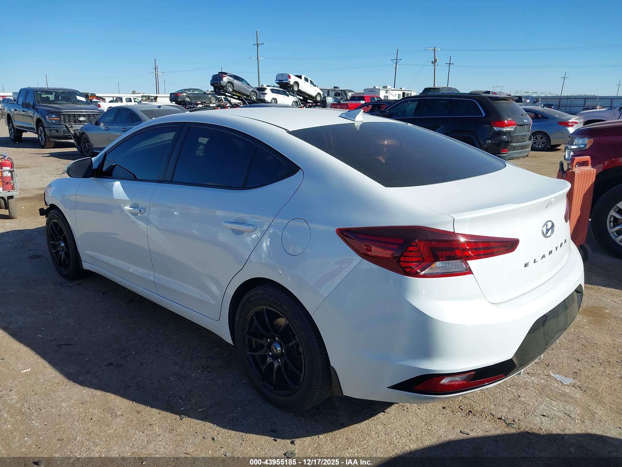 HYUNDAI ELANTRA image 3