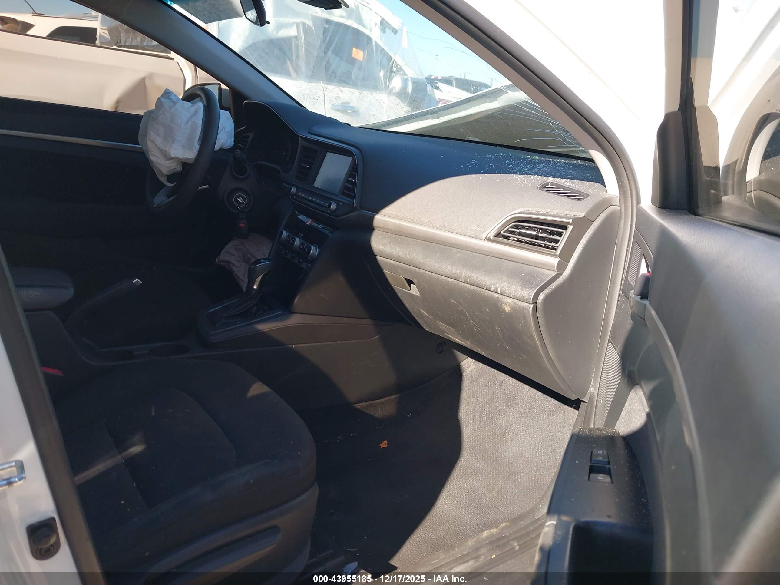 HYUNDAI ELANTRA image 5