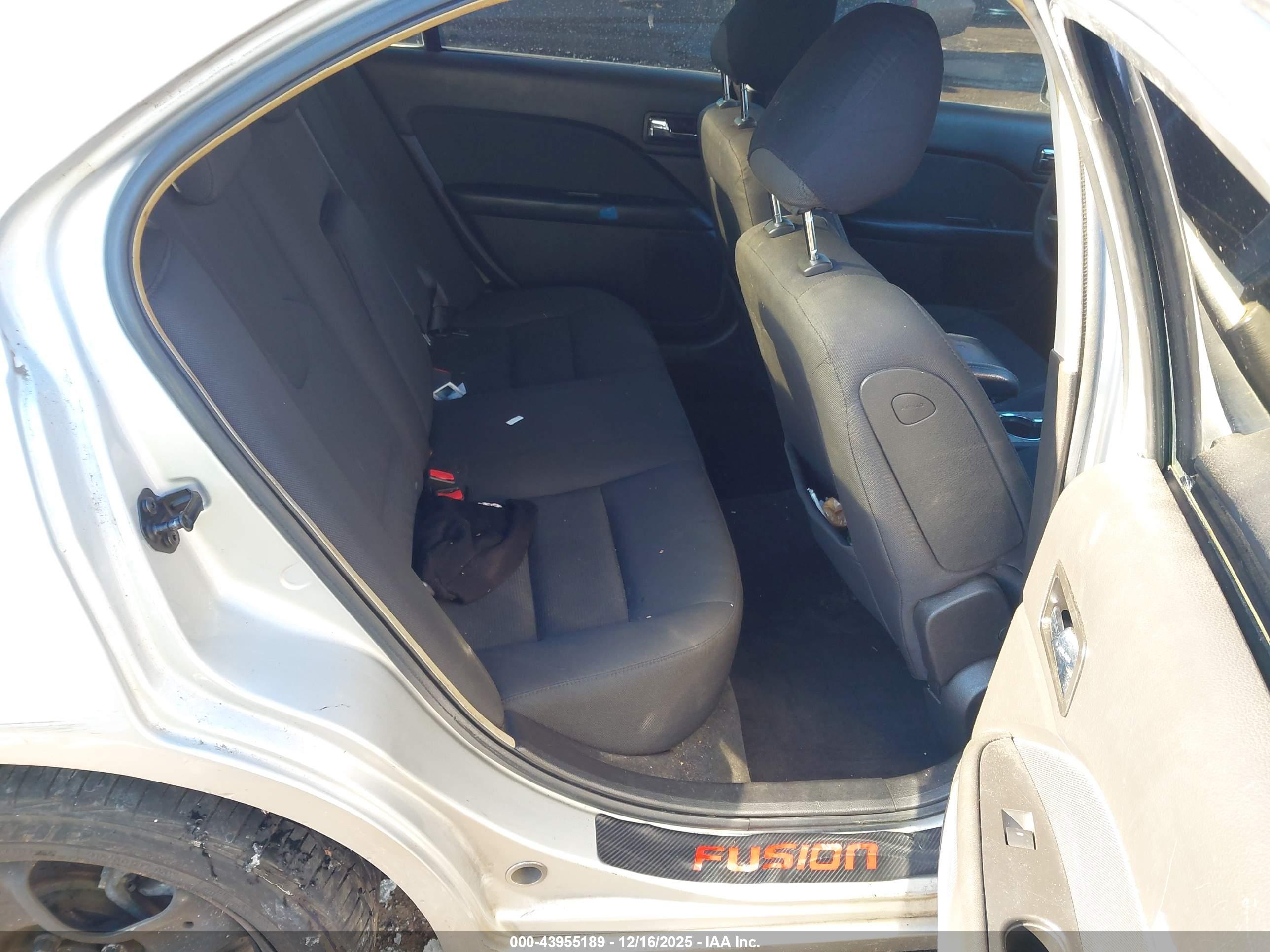 FORD FUSION image 8