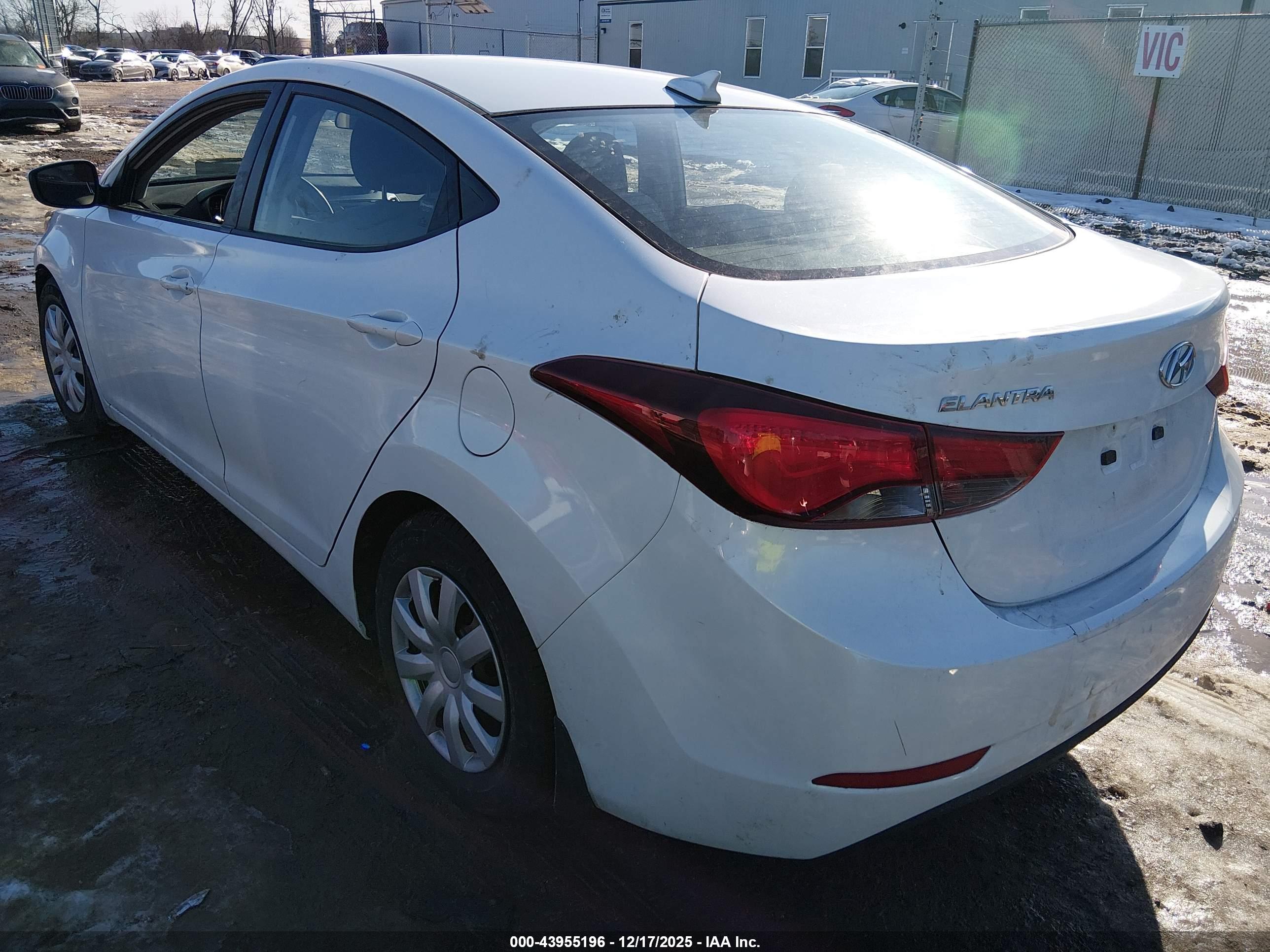 HYUNDAI ELANTRA image 3