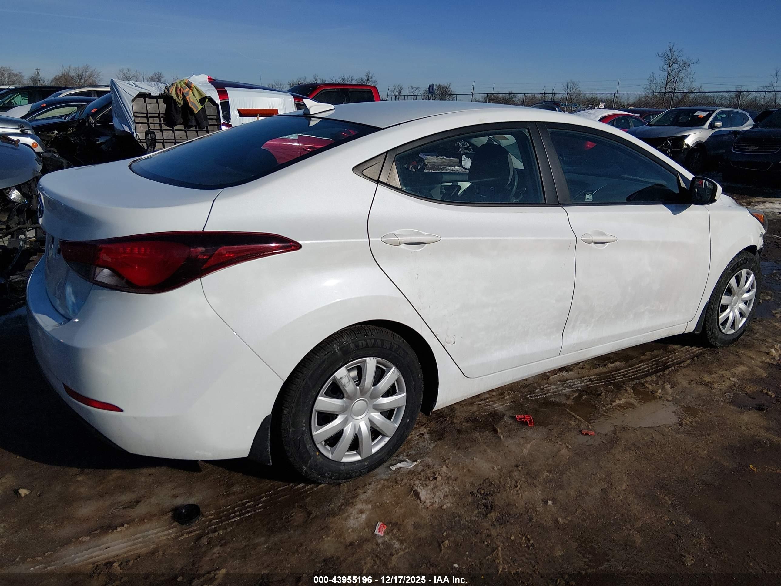 HYUNDAI ELANTRA image 4