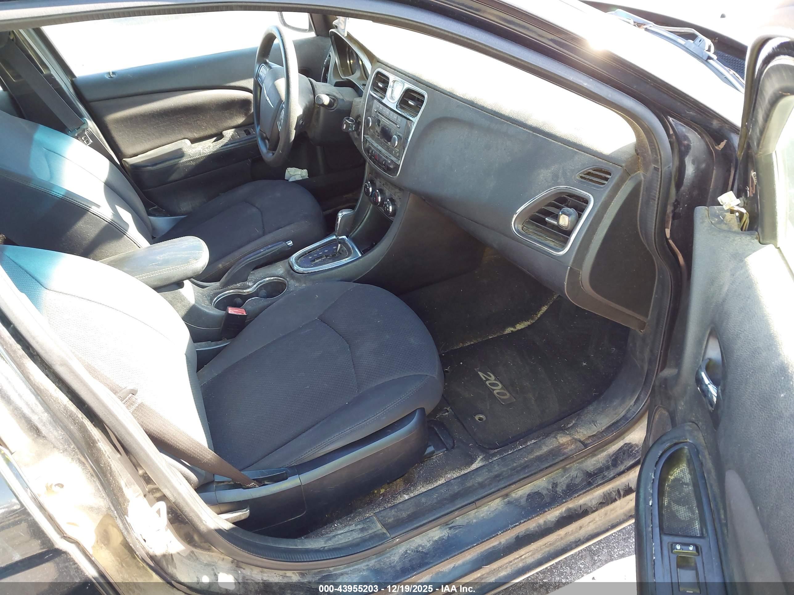 CHRYSLER 200 image 5