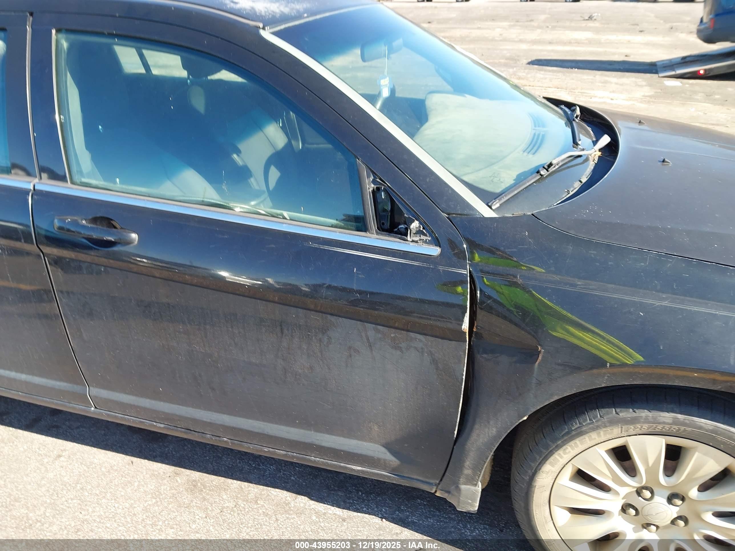 CHRYSLER 200 image 6