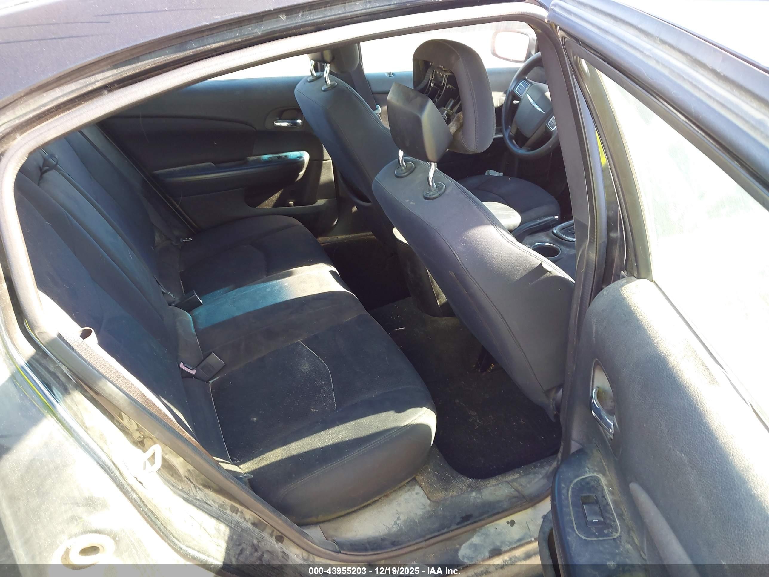 CHRYSLER 200 image 8