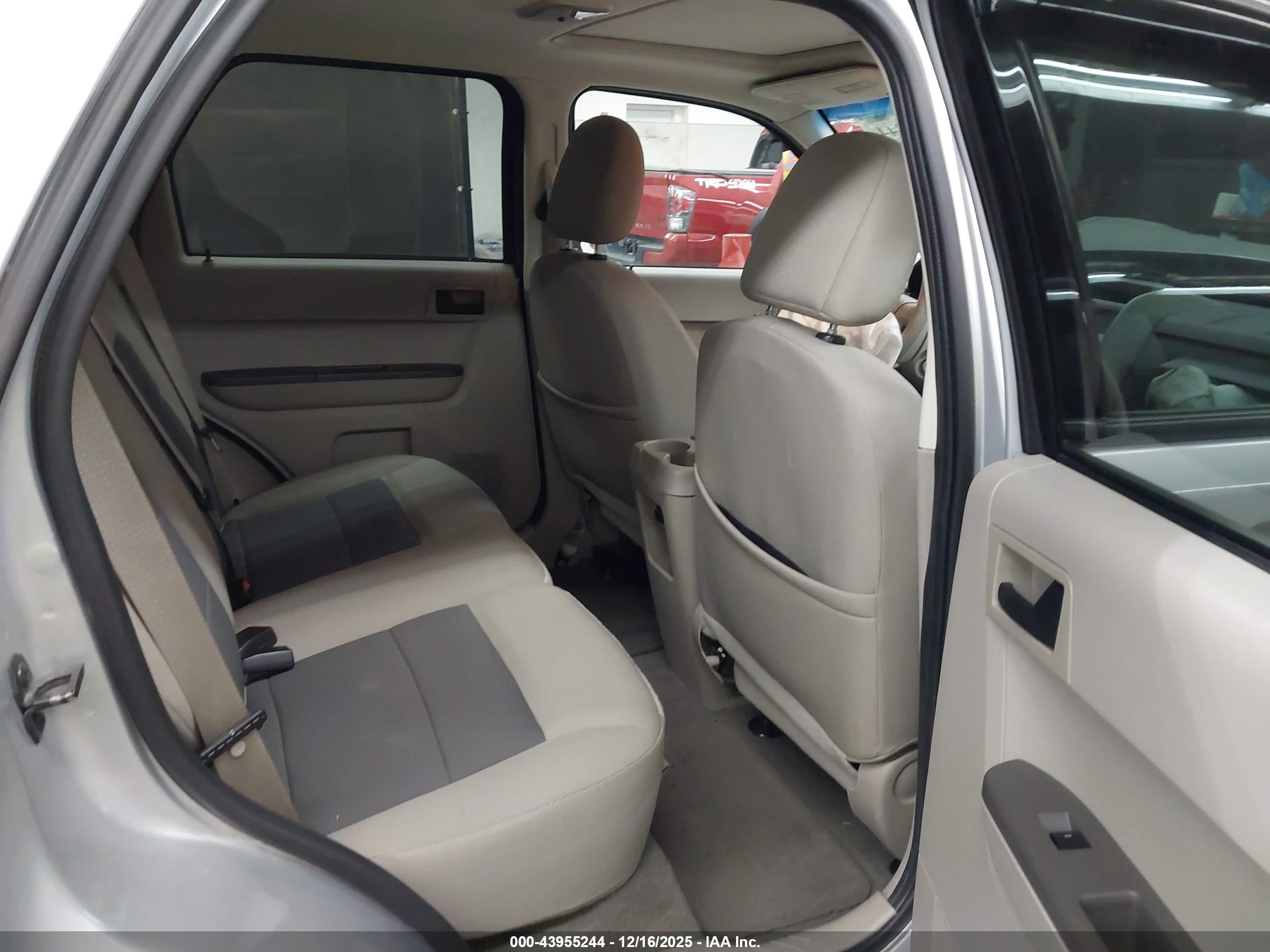 FORD ESCAPE image 8