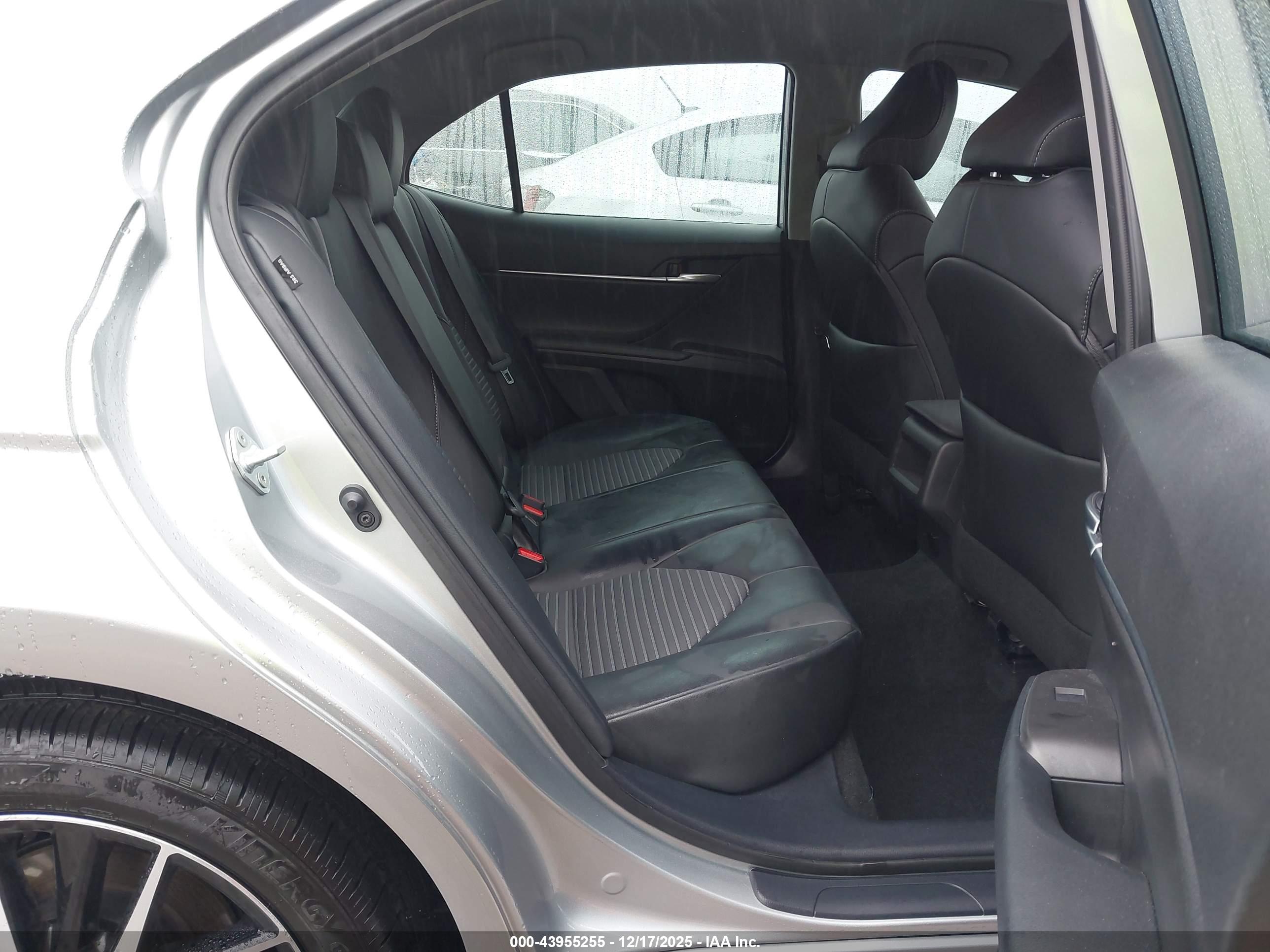 TOYOTA CAMRY image 8