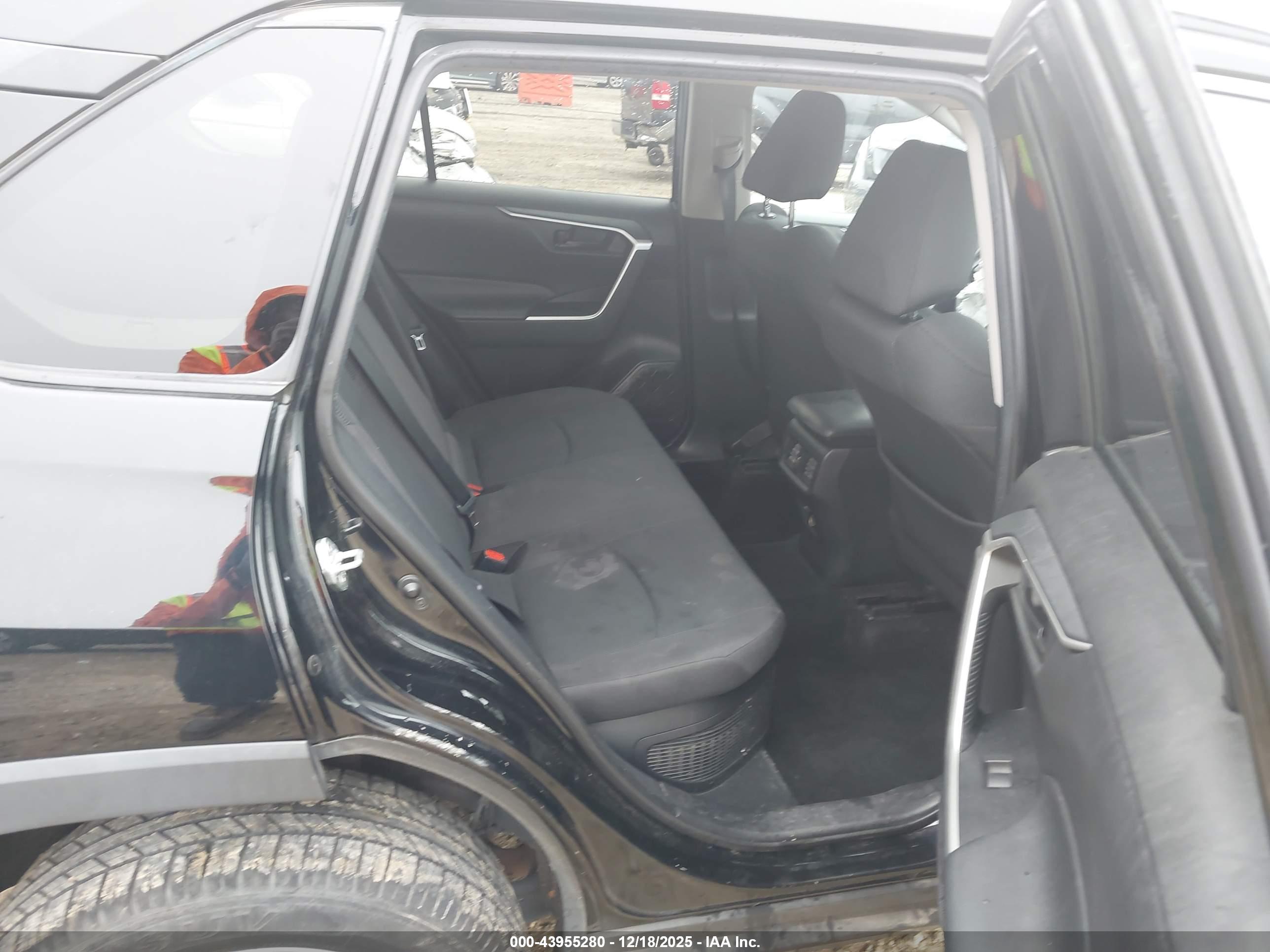 TOYOTA RAV4 image 8