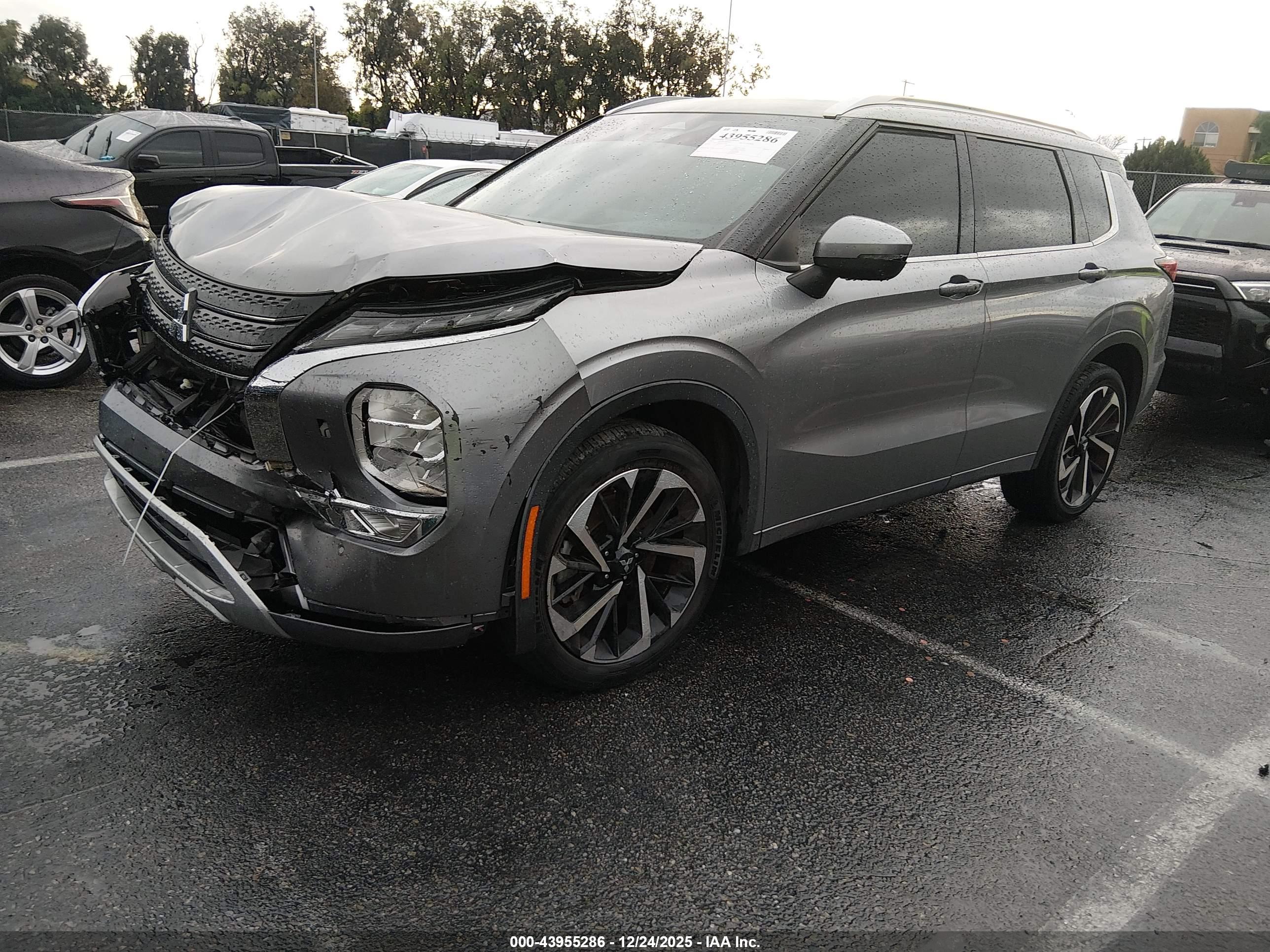 MITSUBISHI OUTLANDER image 2