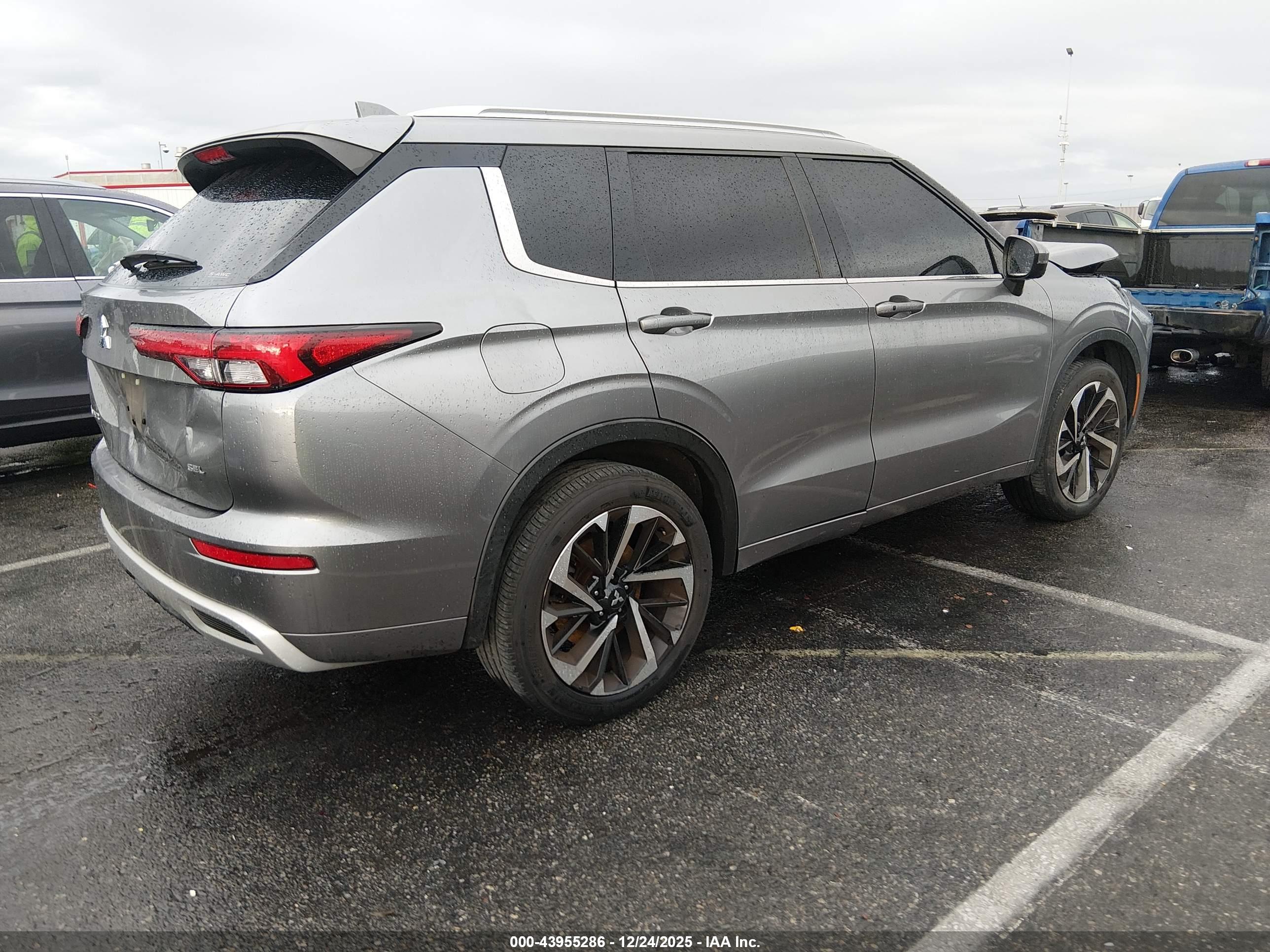 MITSUBISHI OUTLANDER image 4