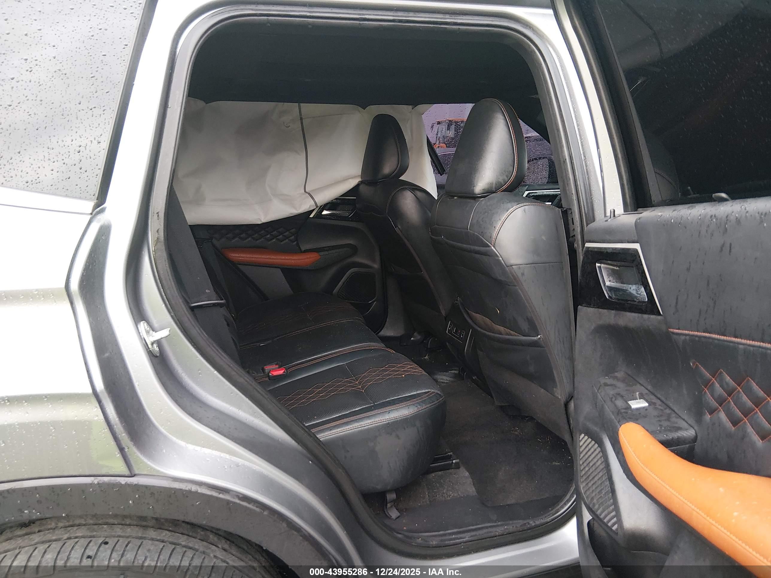 MITSUBISHI OUTLANDER image 8