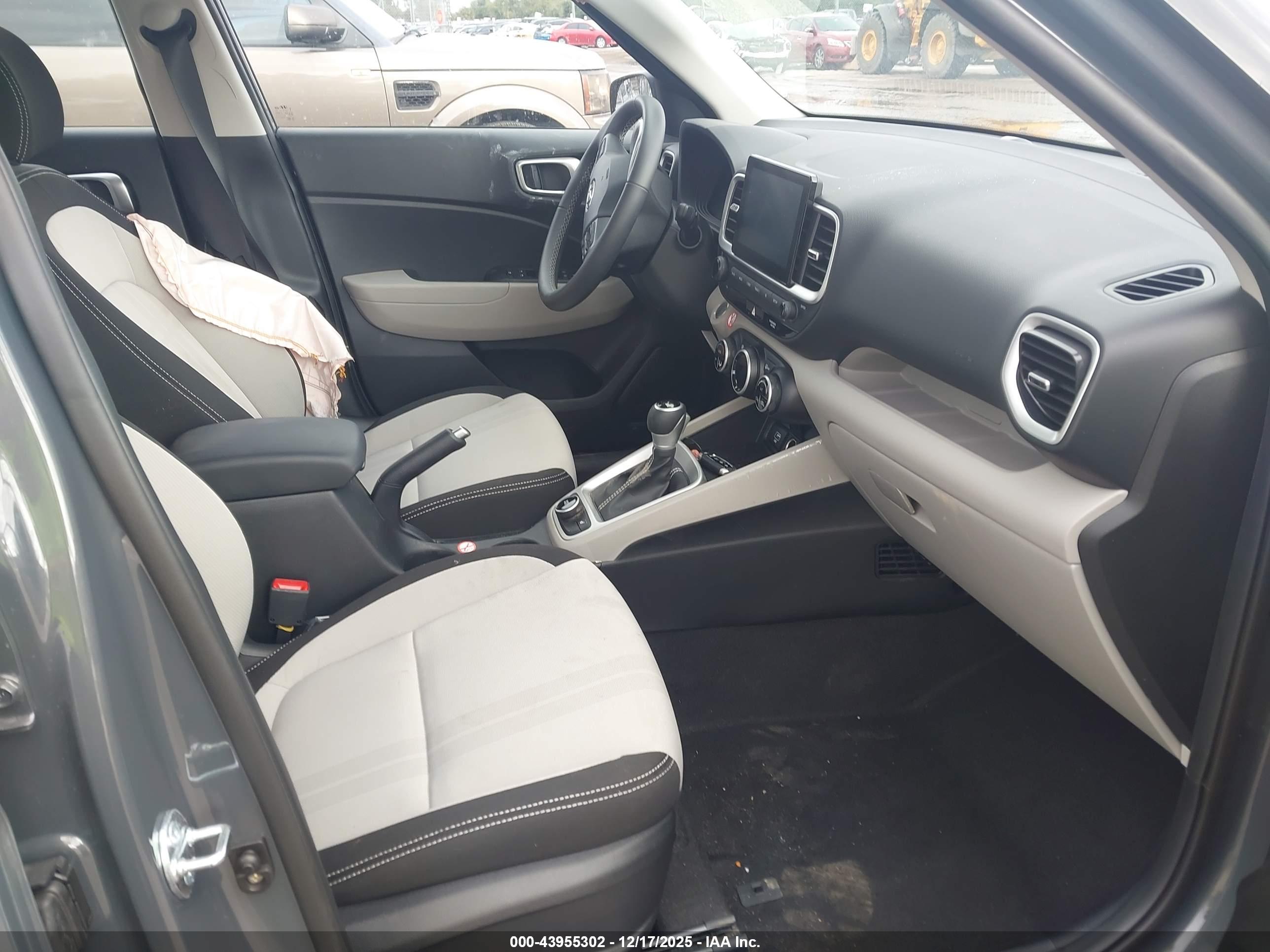 HYUNDAI VENUE image 5