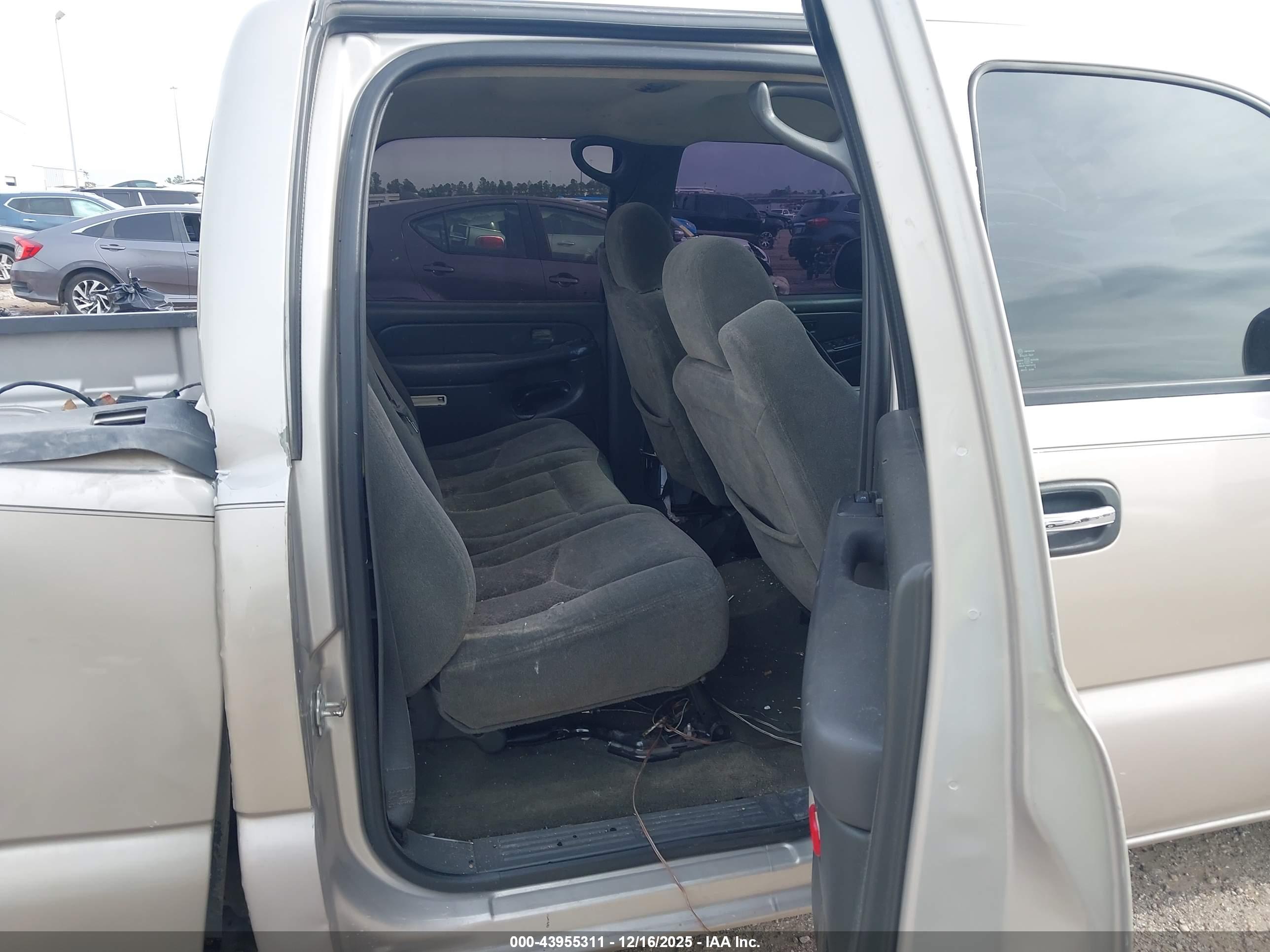 CHEVROLET SILVERADO image 8