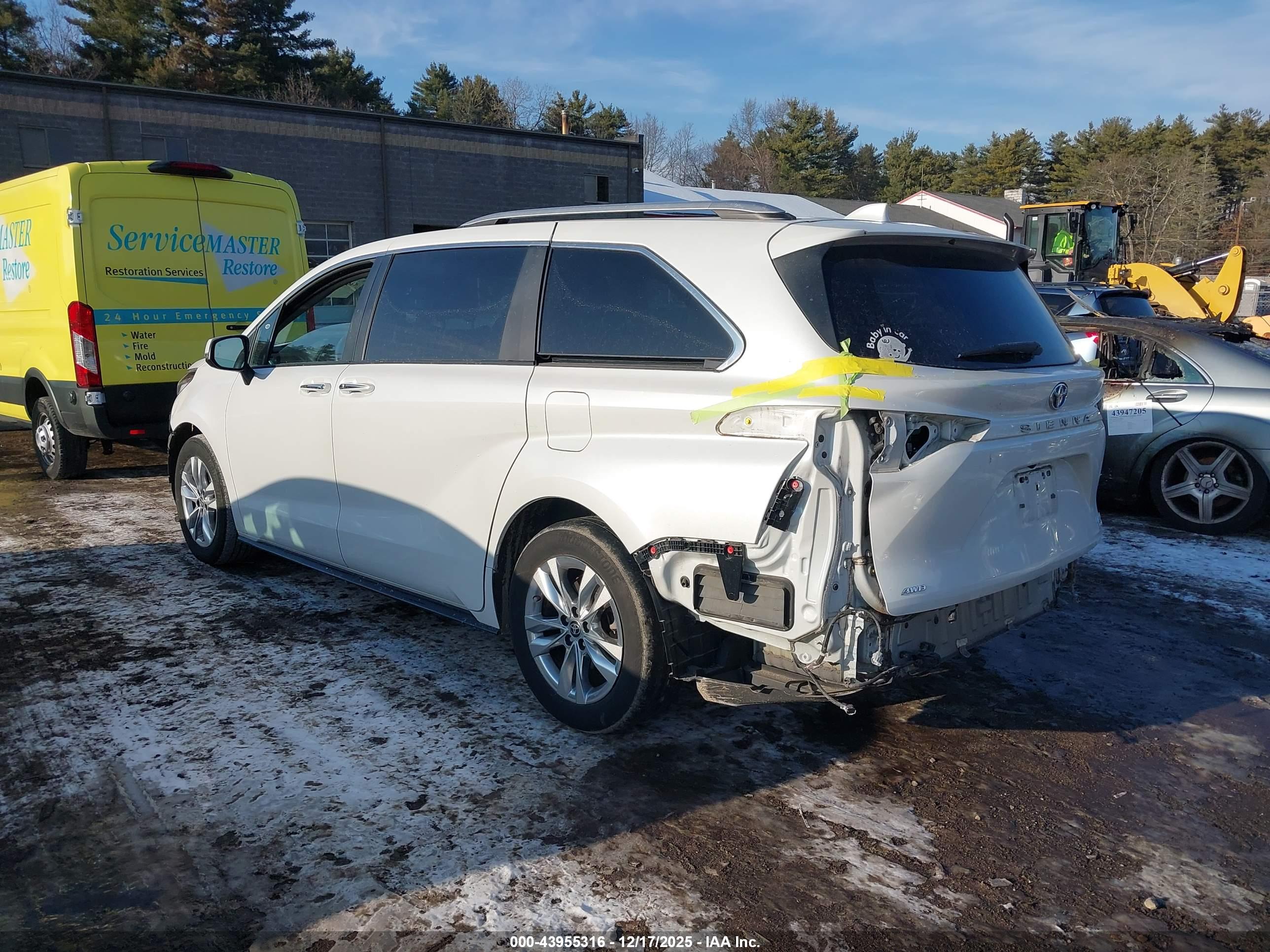 TOYOTA SIENNA image 3