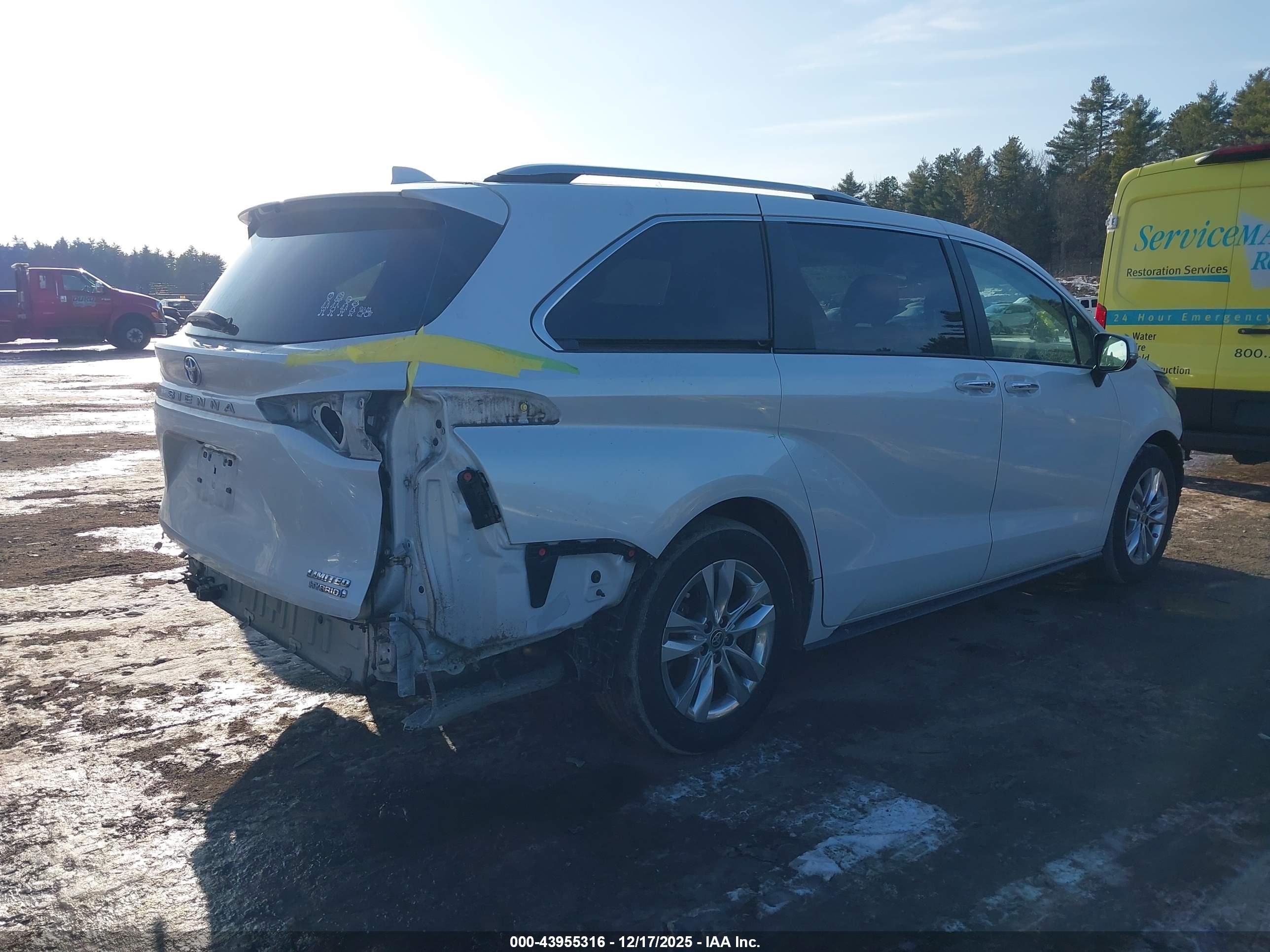 TOYOTA SIENNA image 4