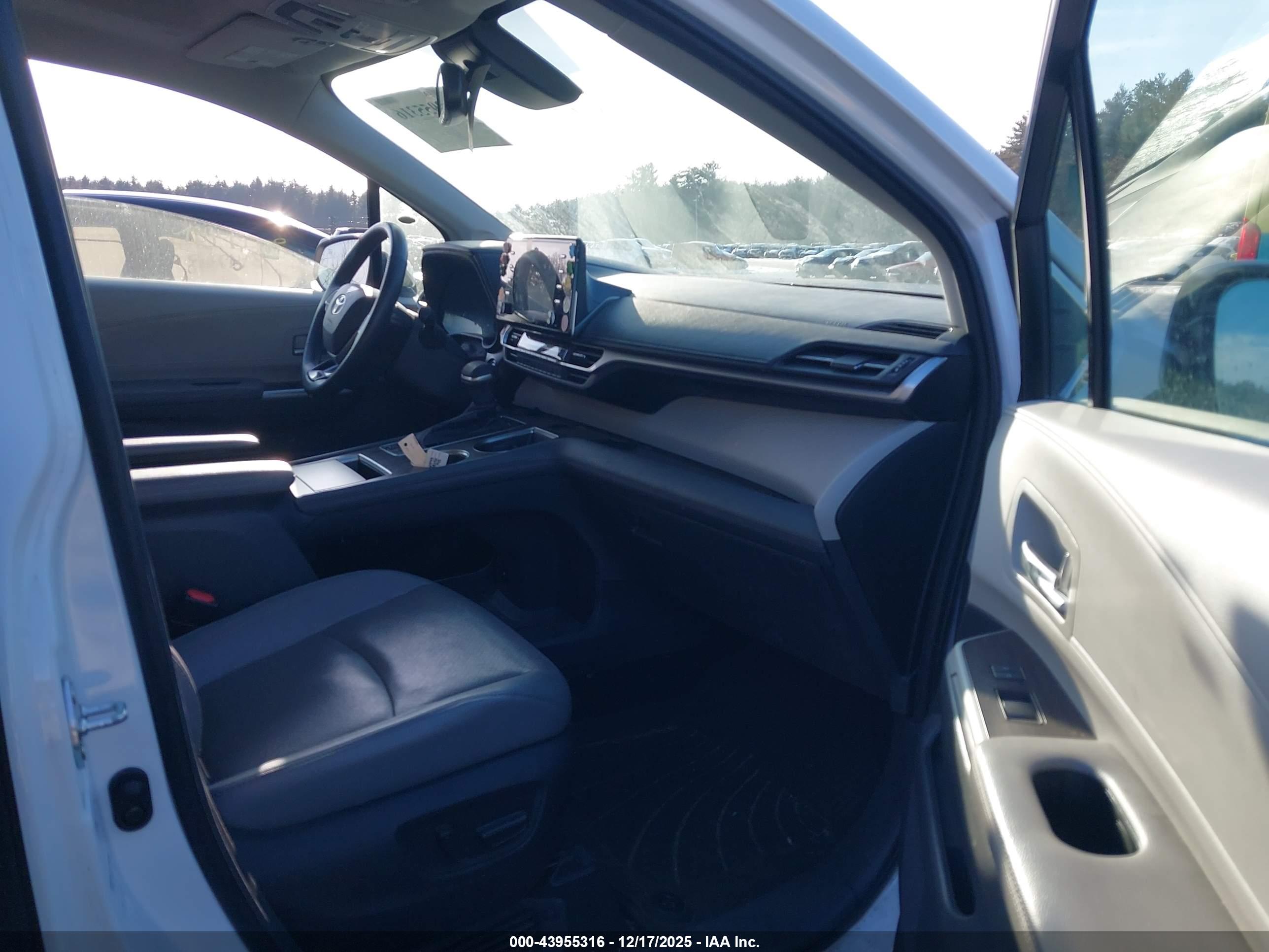 TOYOTA SIENNA image 5