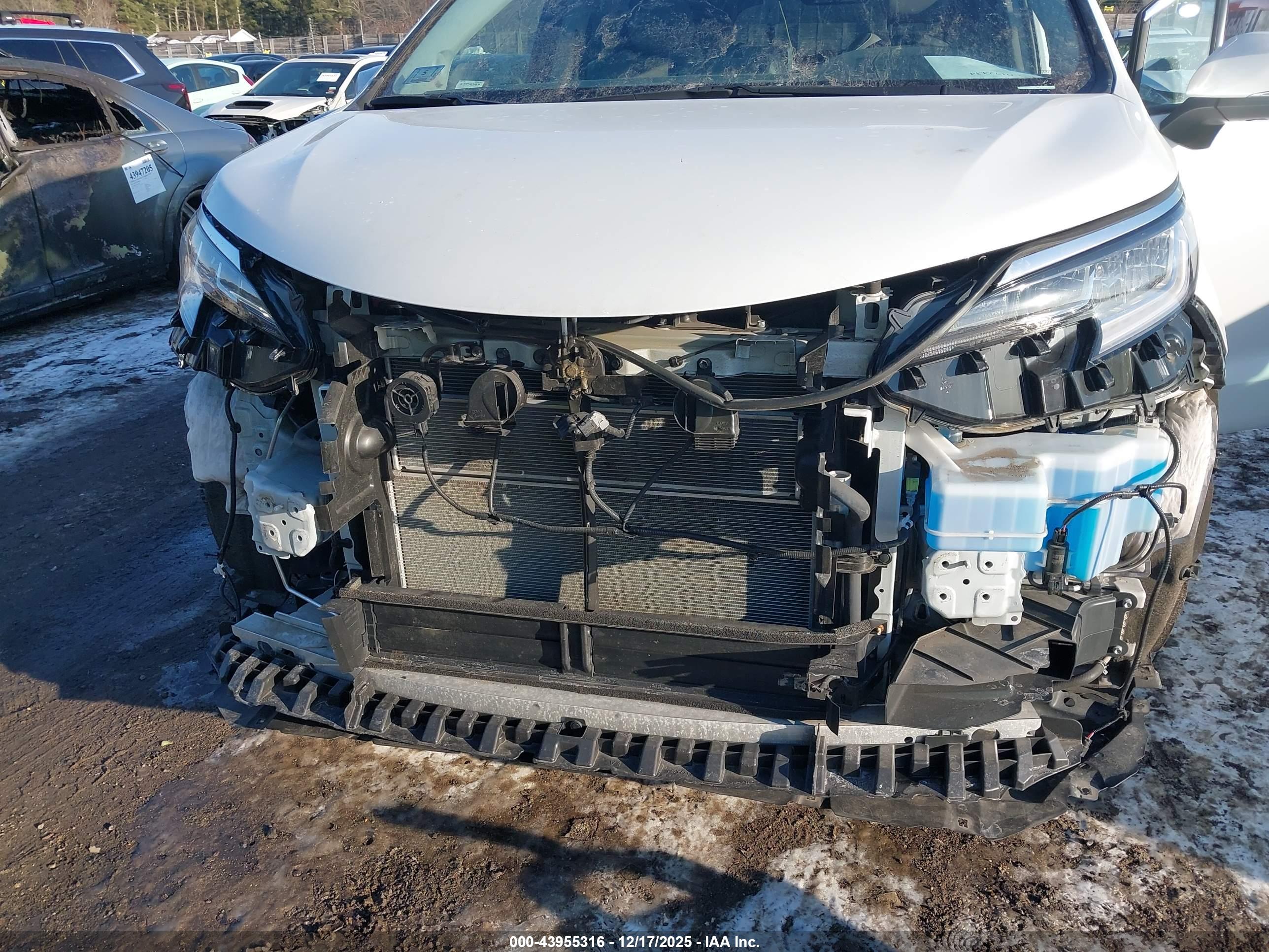 TOYOTA SIENNA image 6