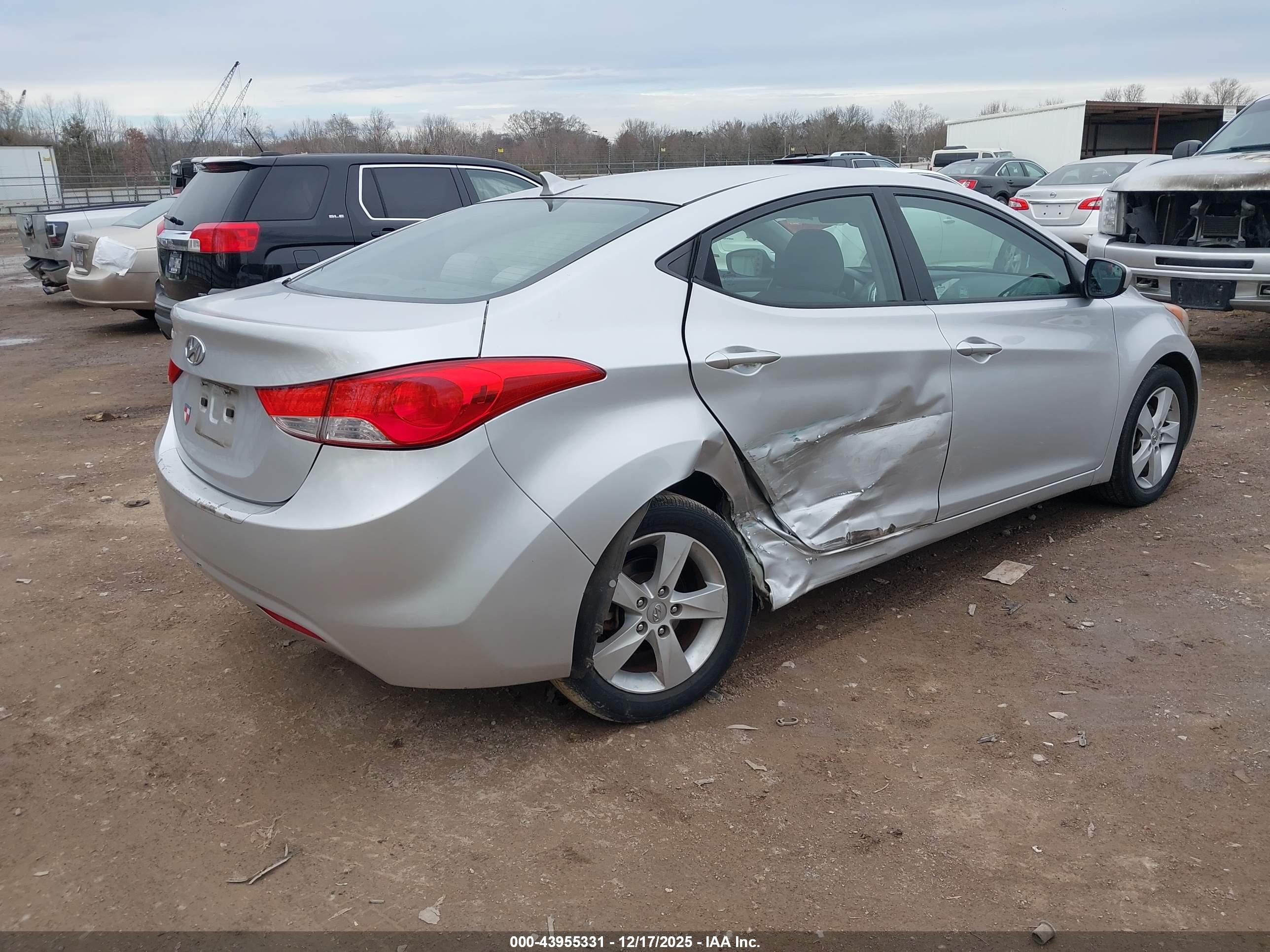 HYUNDAI ELANTRA image 4
