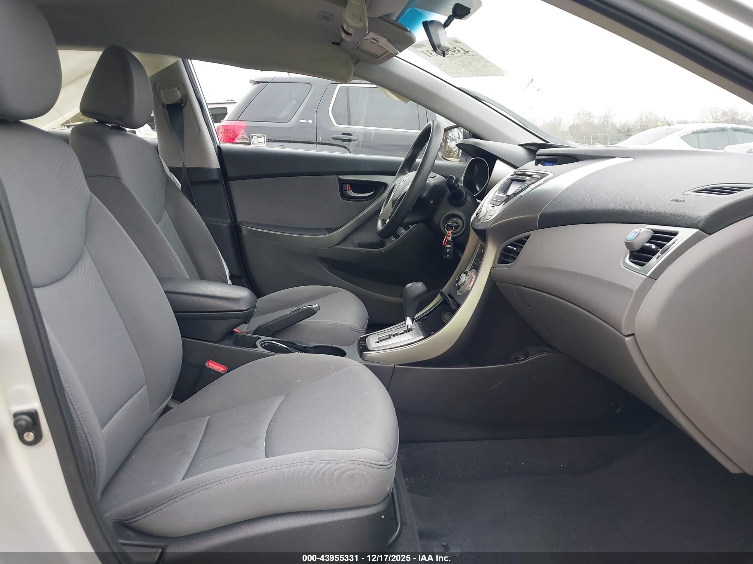 HYUNDAI ELANTRA image 5