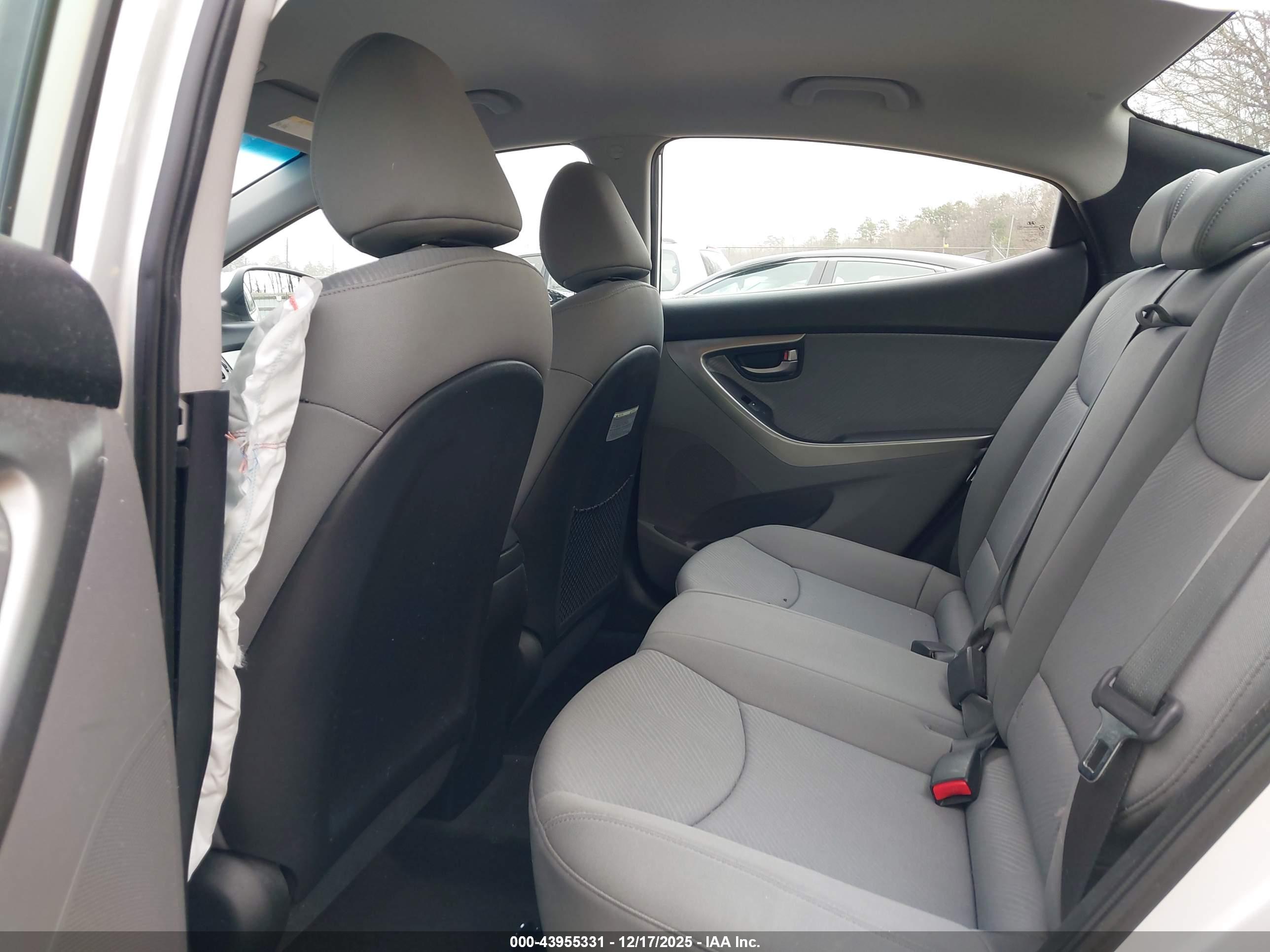 HYUNDAI ELANTRA image 8