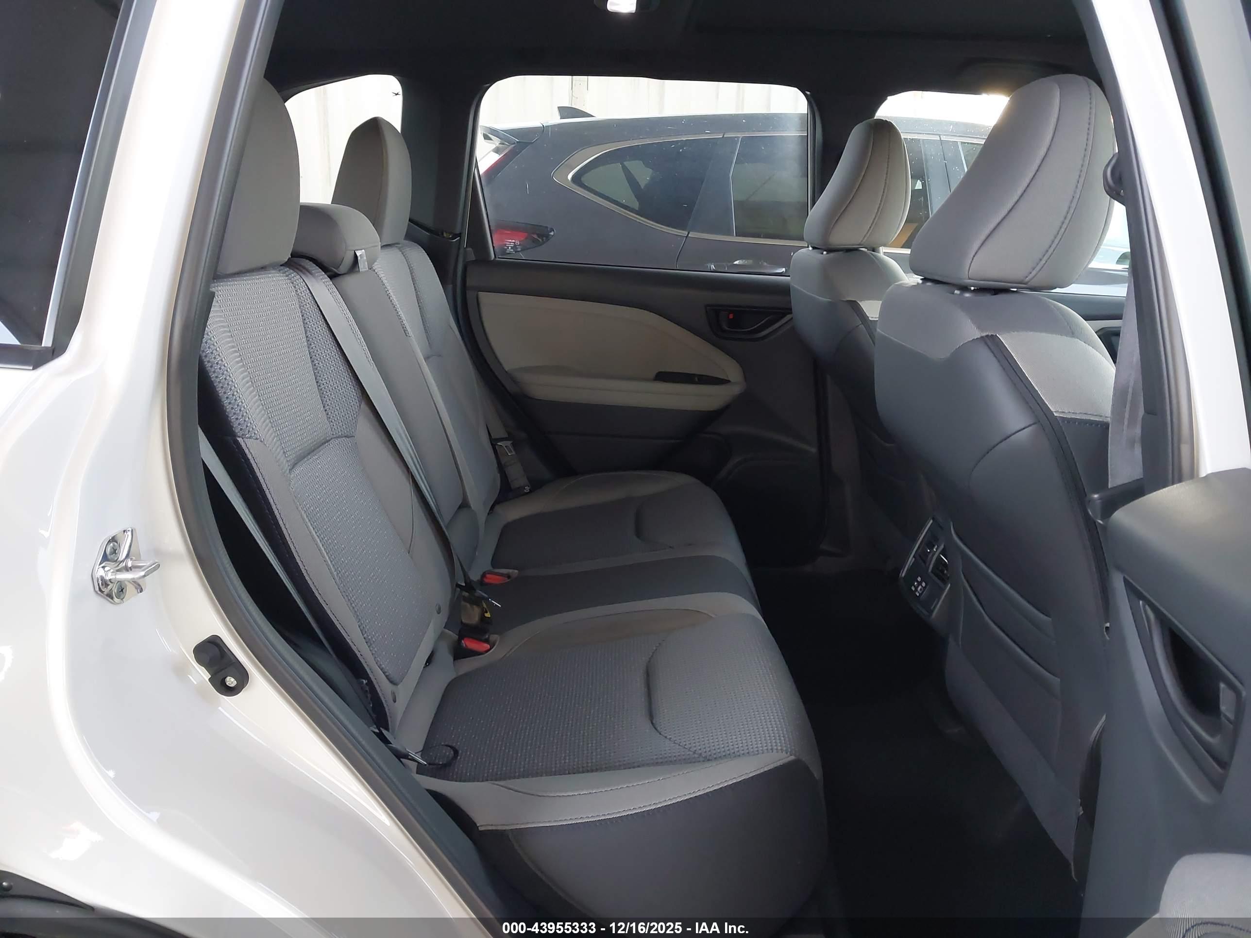 SUBARU FORESTER image 8