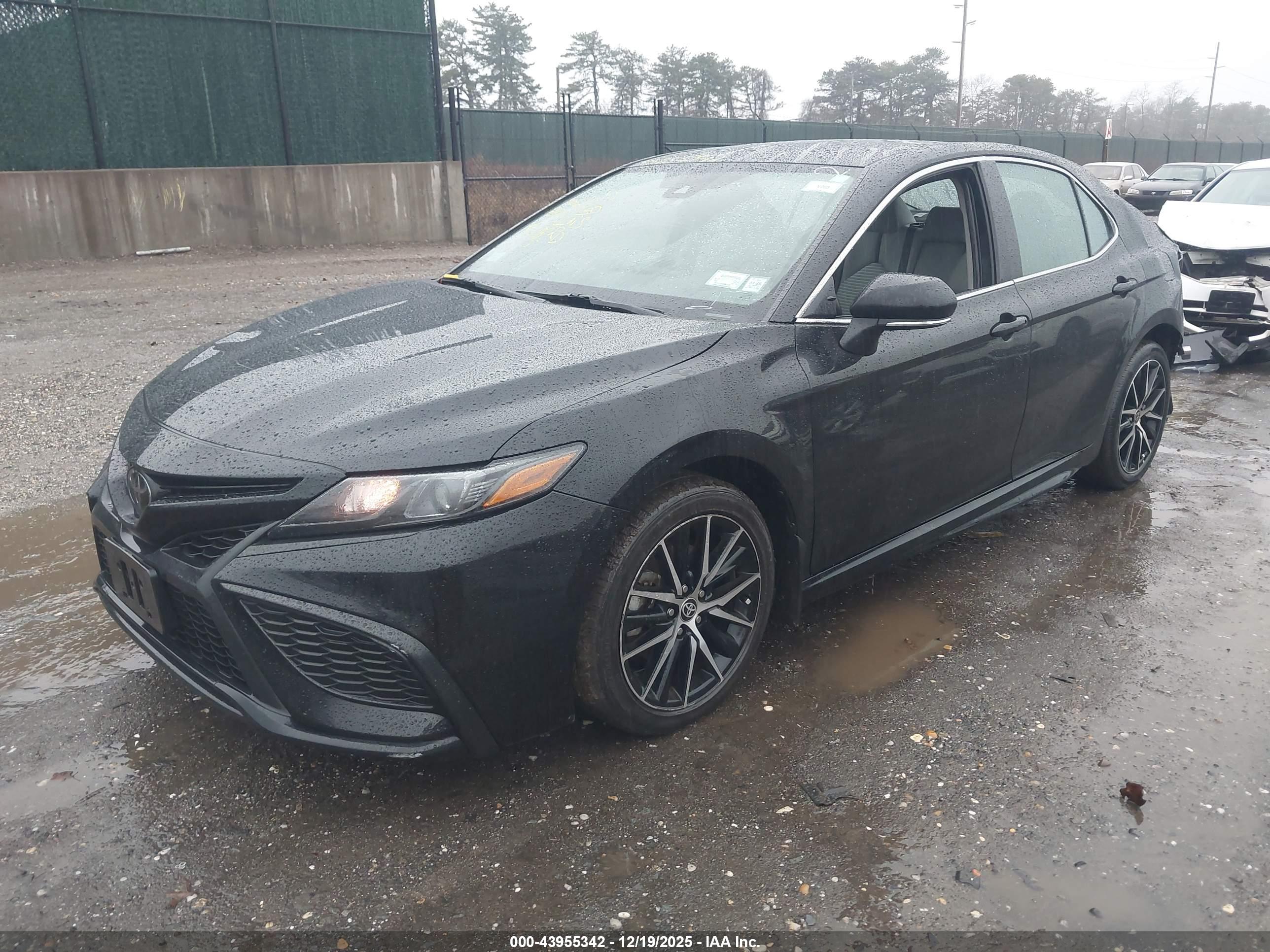 TOYOTA CAMRY image 2