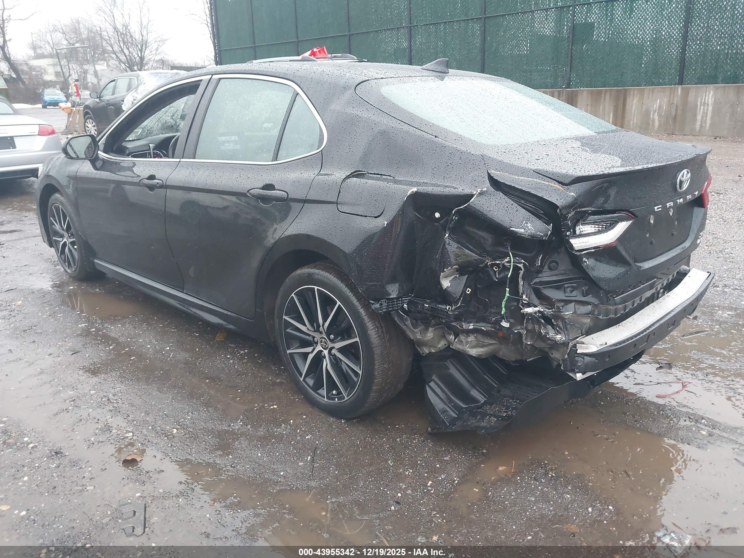 TOYOTA CAMRY image 3