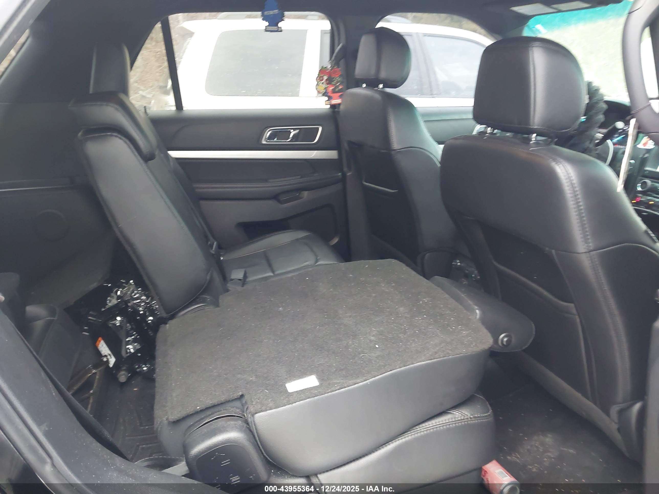 FORD EXPLORER image 8