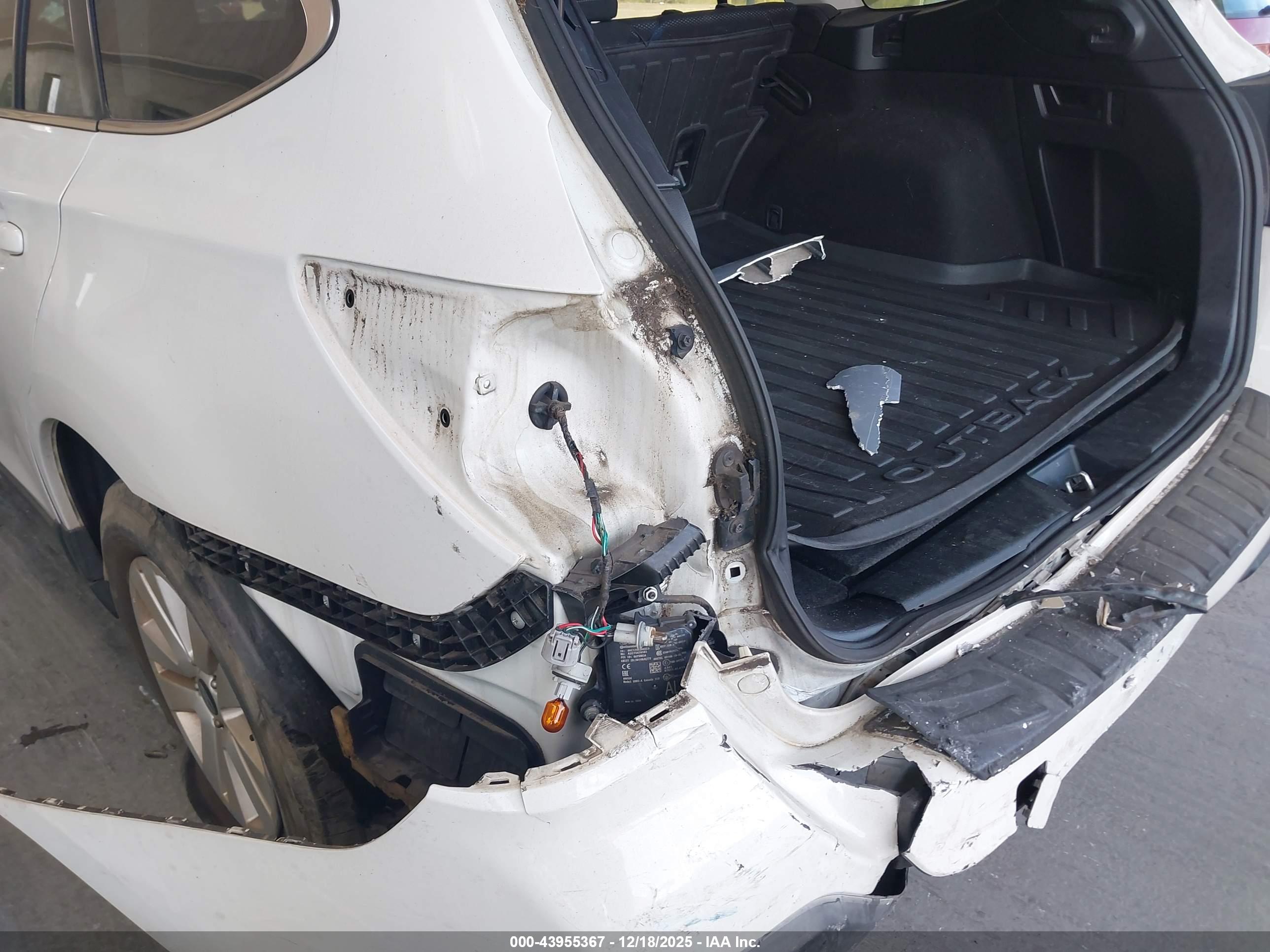 SUBARU OUTBACK image 6