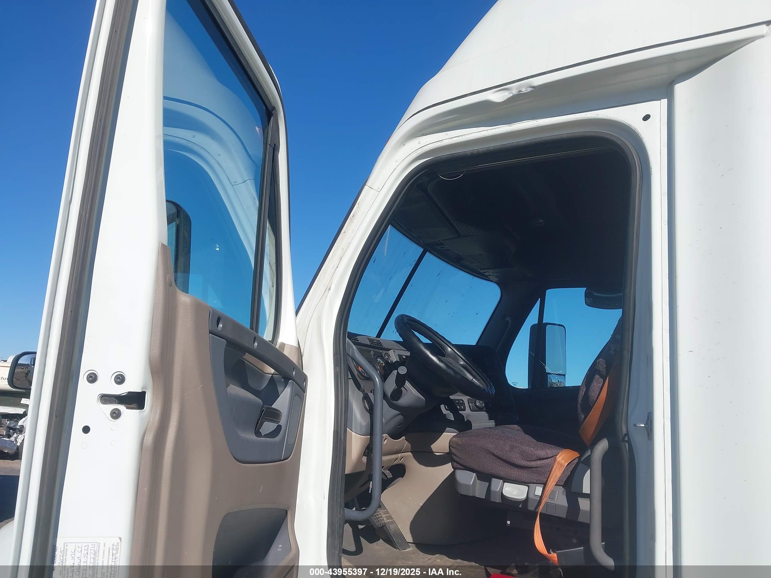 FREIGHTLINER CASCADIA image 8