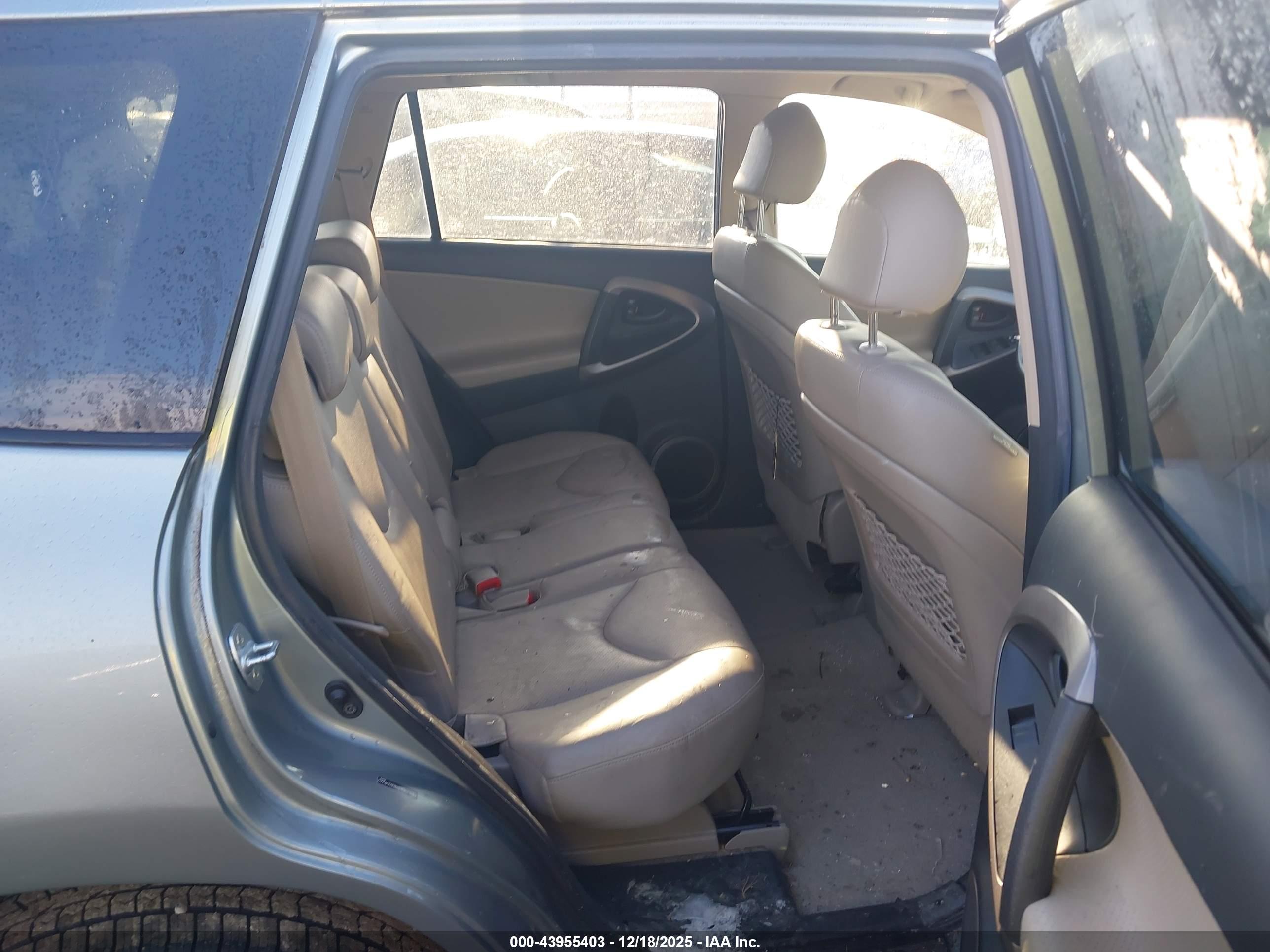 TOYOTA RAV4 image 8