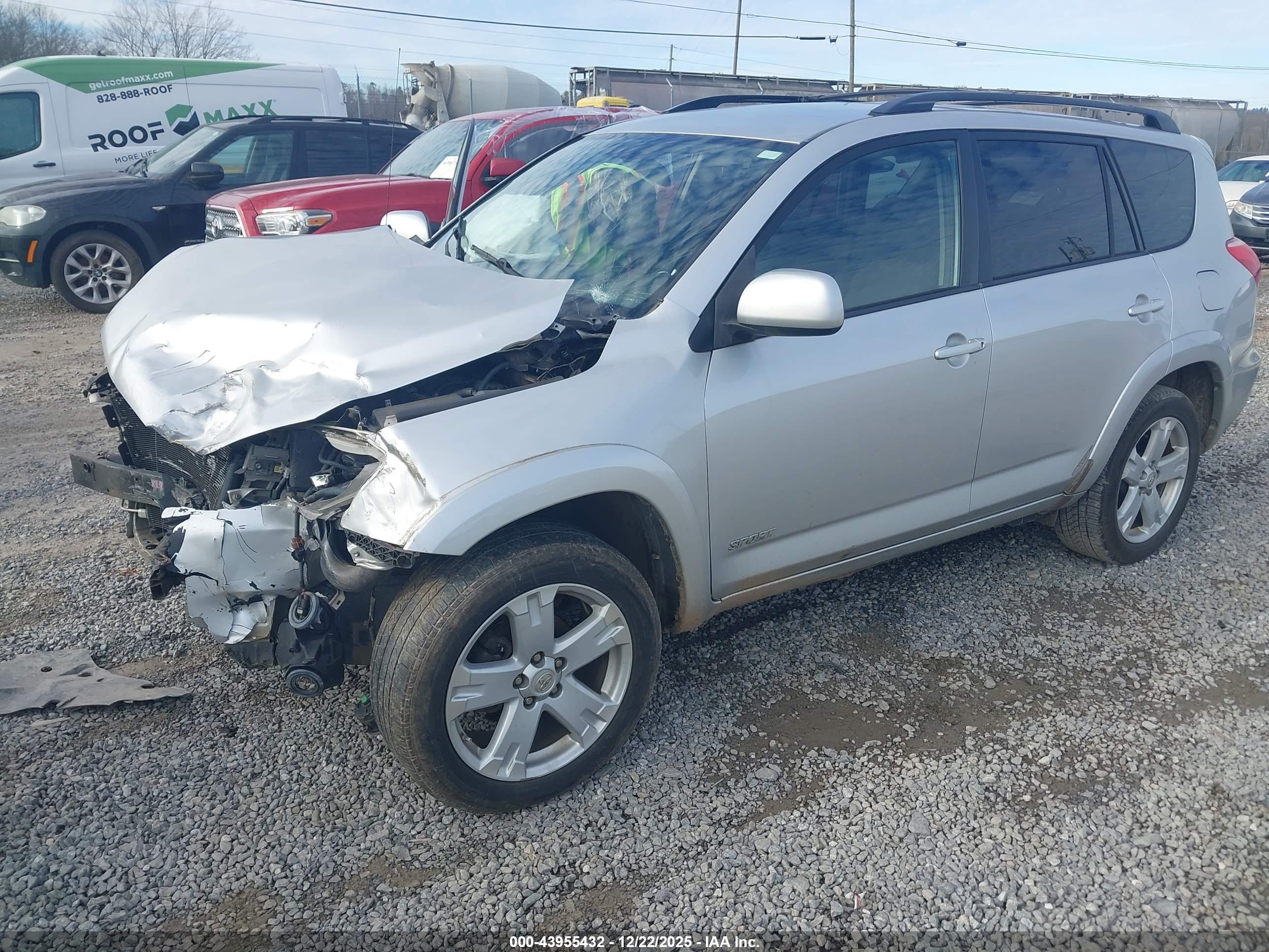 TOYOTA RAV4 image 2
